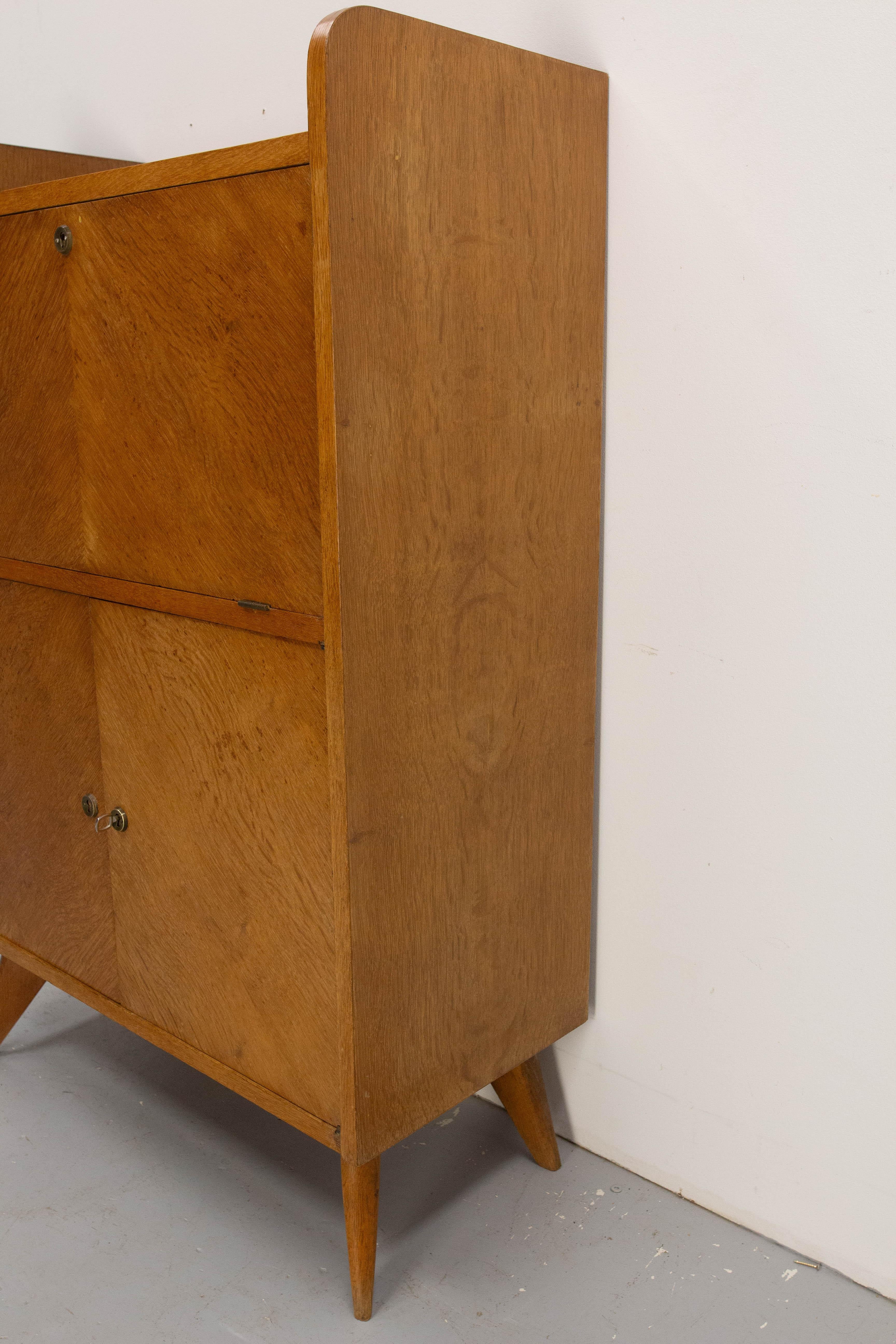 Francese Credenza di metà secolo in Oak con gambe a bussola in vendita