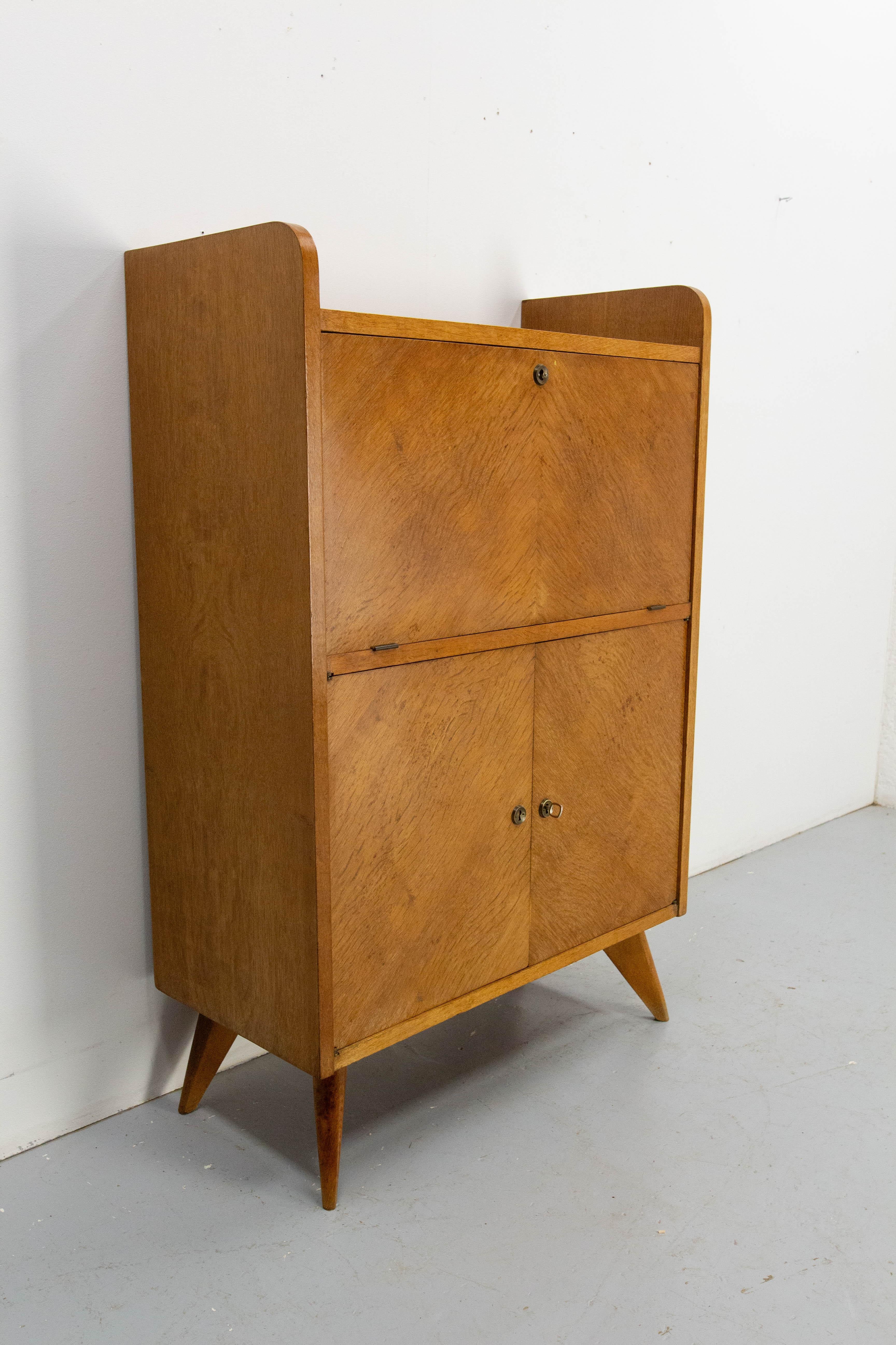 Metà XX secolo Credenza di metà secolo in Oak con gambe a bussola in vendita