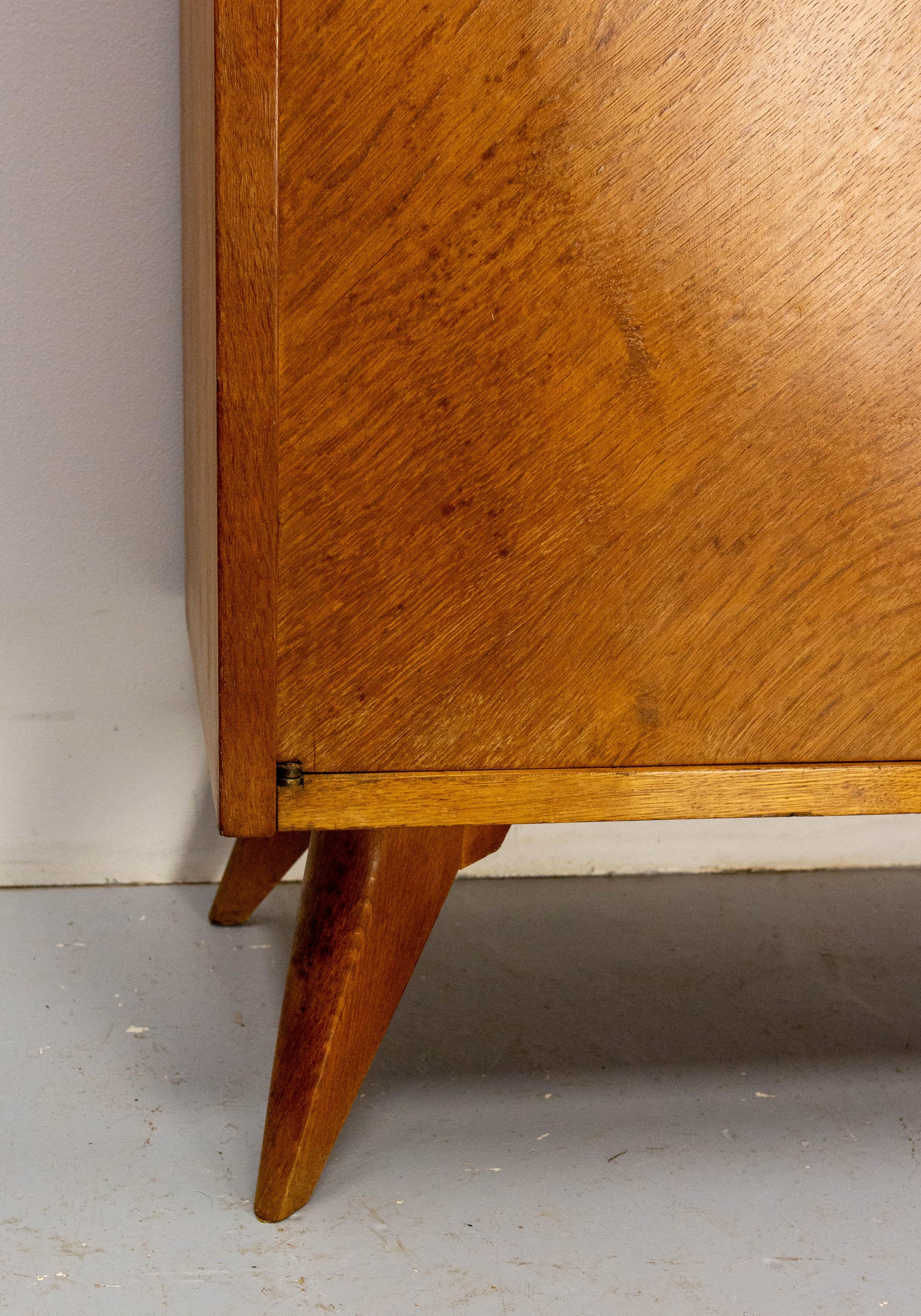 Quercia Credenza di metà secolo in Oak con gambe a bussola in vendita