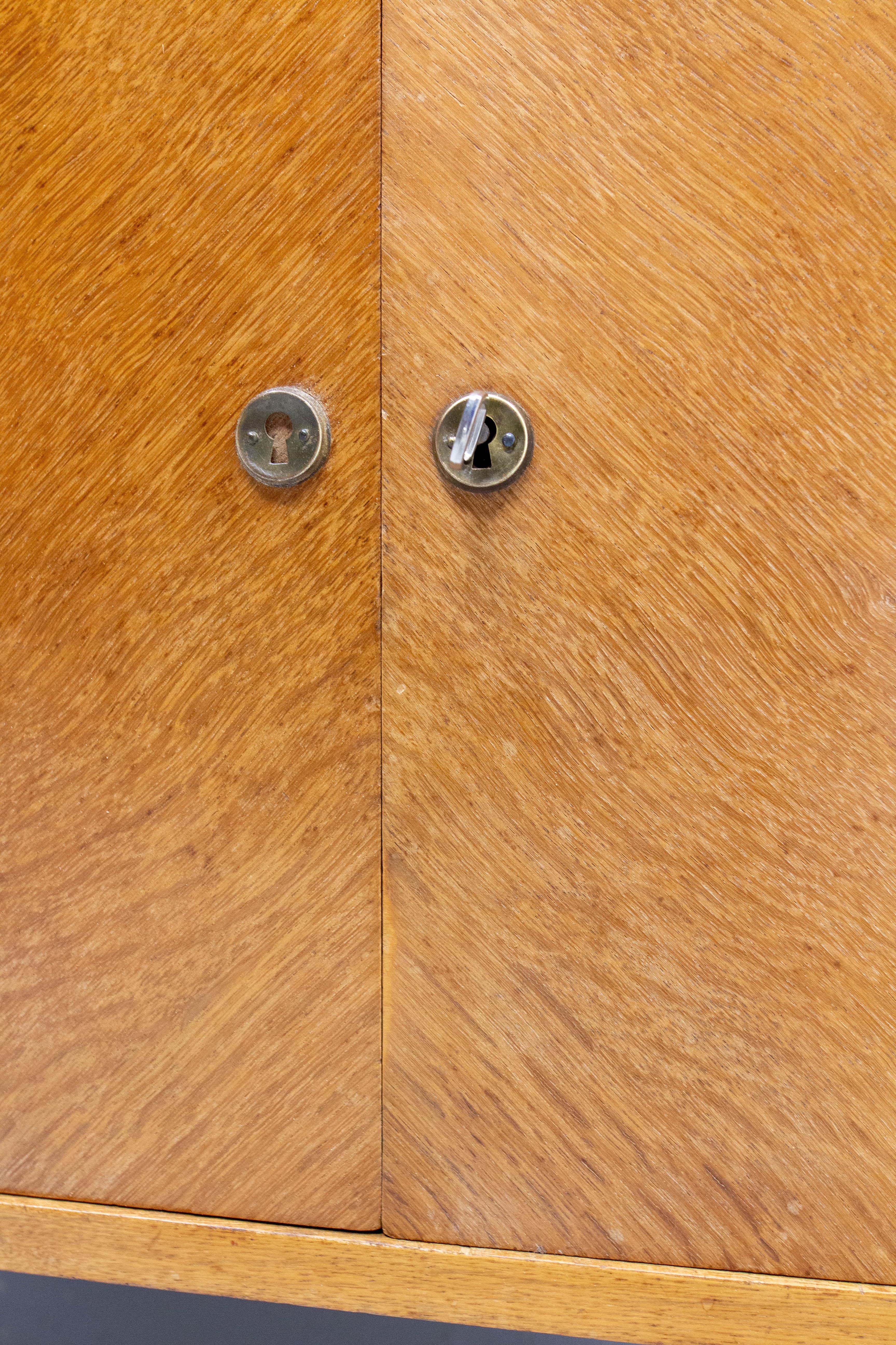 Credenza di metà secolo in Oak con gambe a bussola in vendita 1