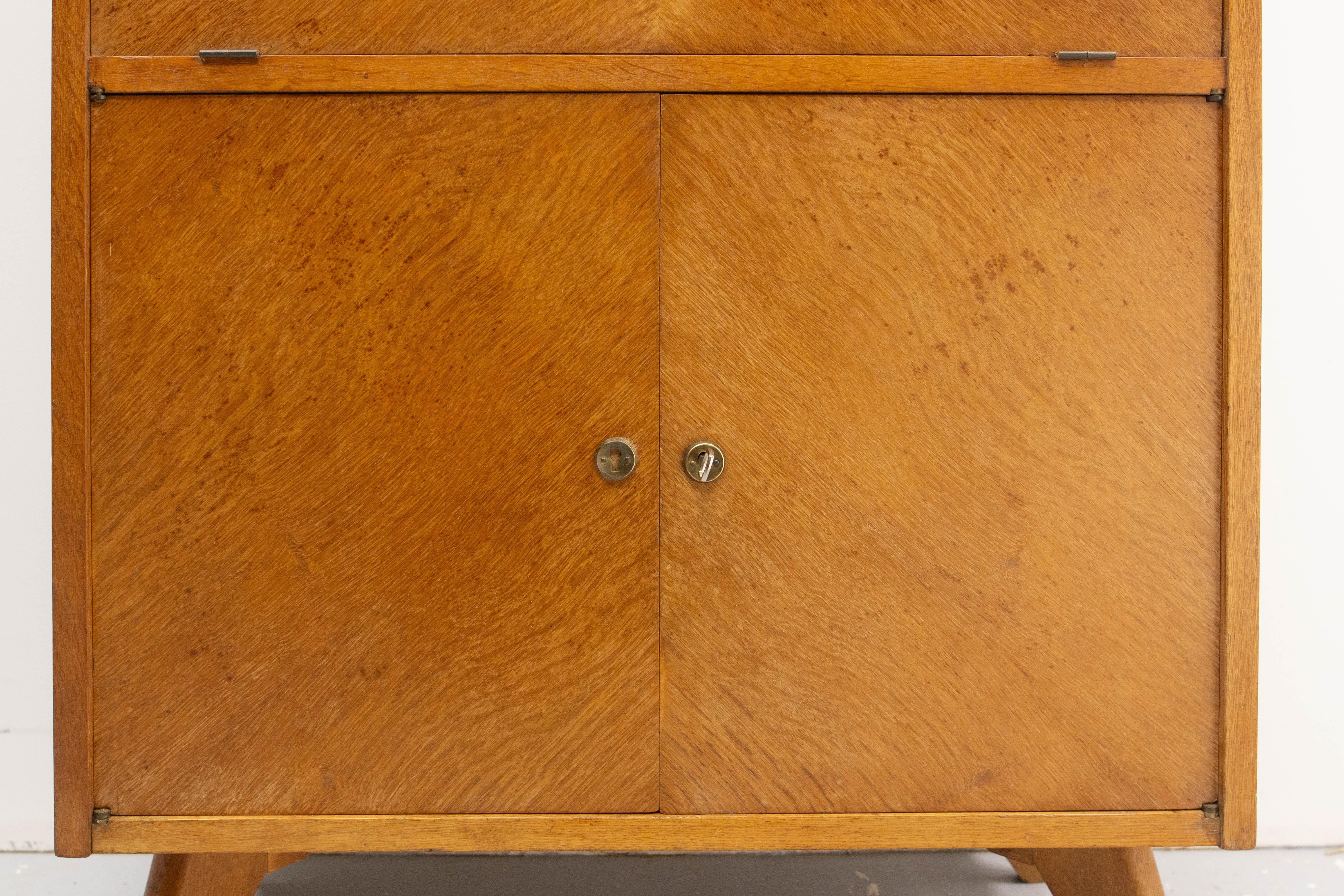 Credenza di metà secolo in Oak con gambe a bussola in vendita 2