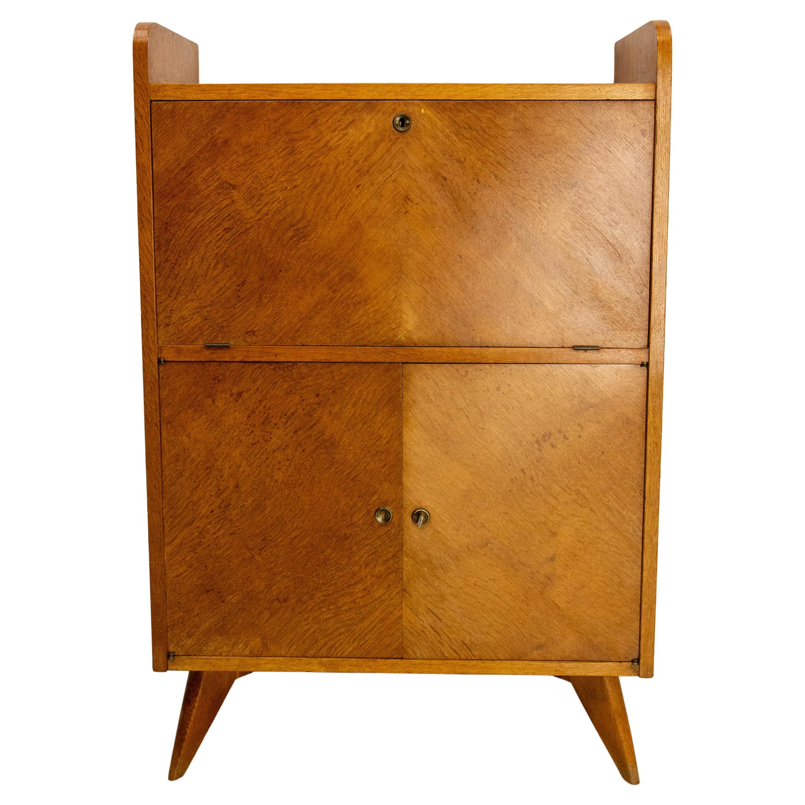 Credenza di metà secolo in Oak con gambe a bussola in vendita