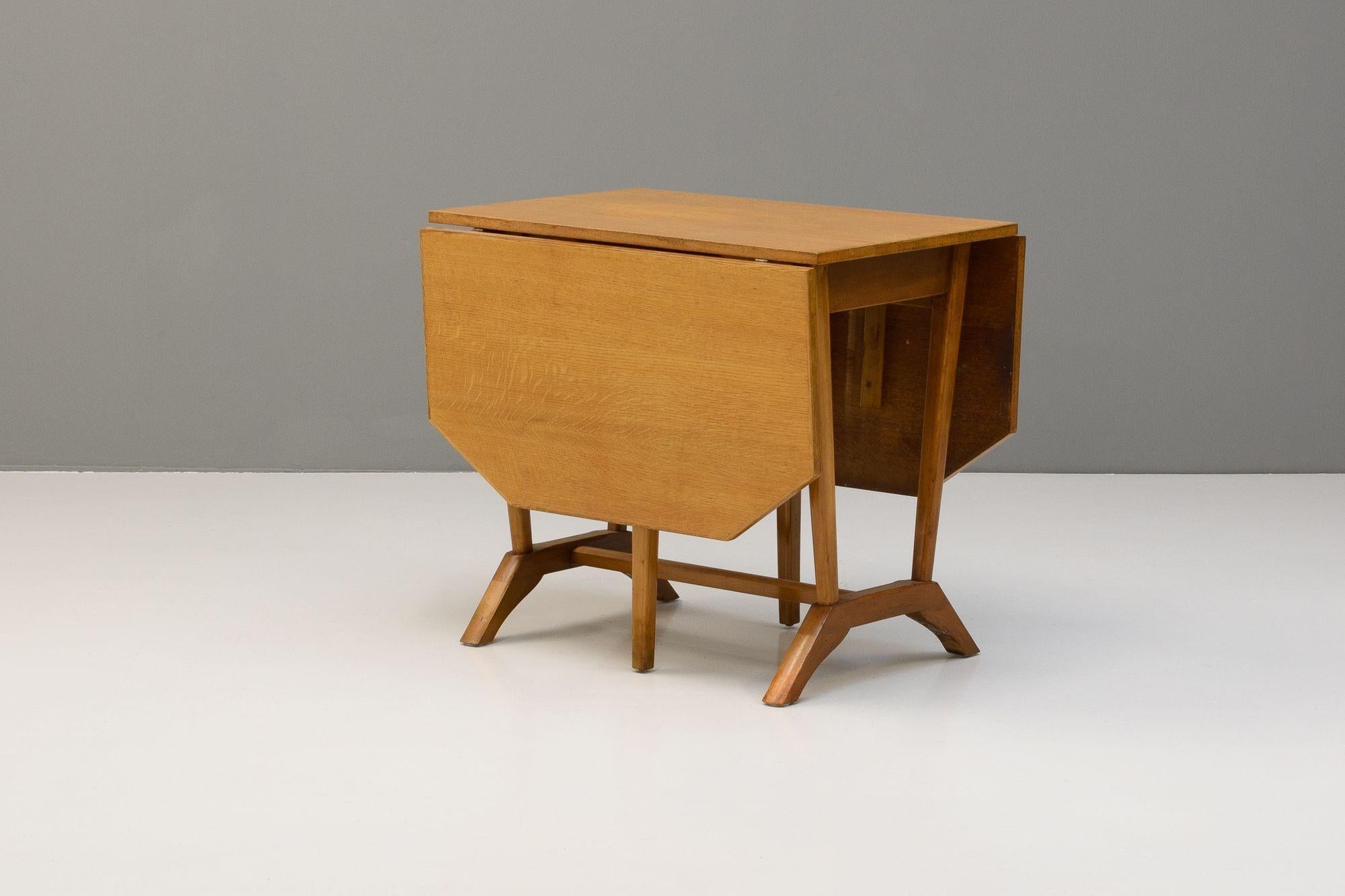 Mesa de comedor de hojas abatibles de mediados de siglo en acabado roble cálido, con esquinas recortadas. Se ha dado un nuevo acabado a la mesa.
Alto: 74 cm Ancho: 56/100/146 cm Fondo: 84 cm
