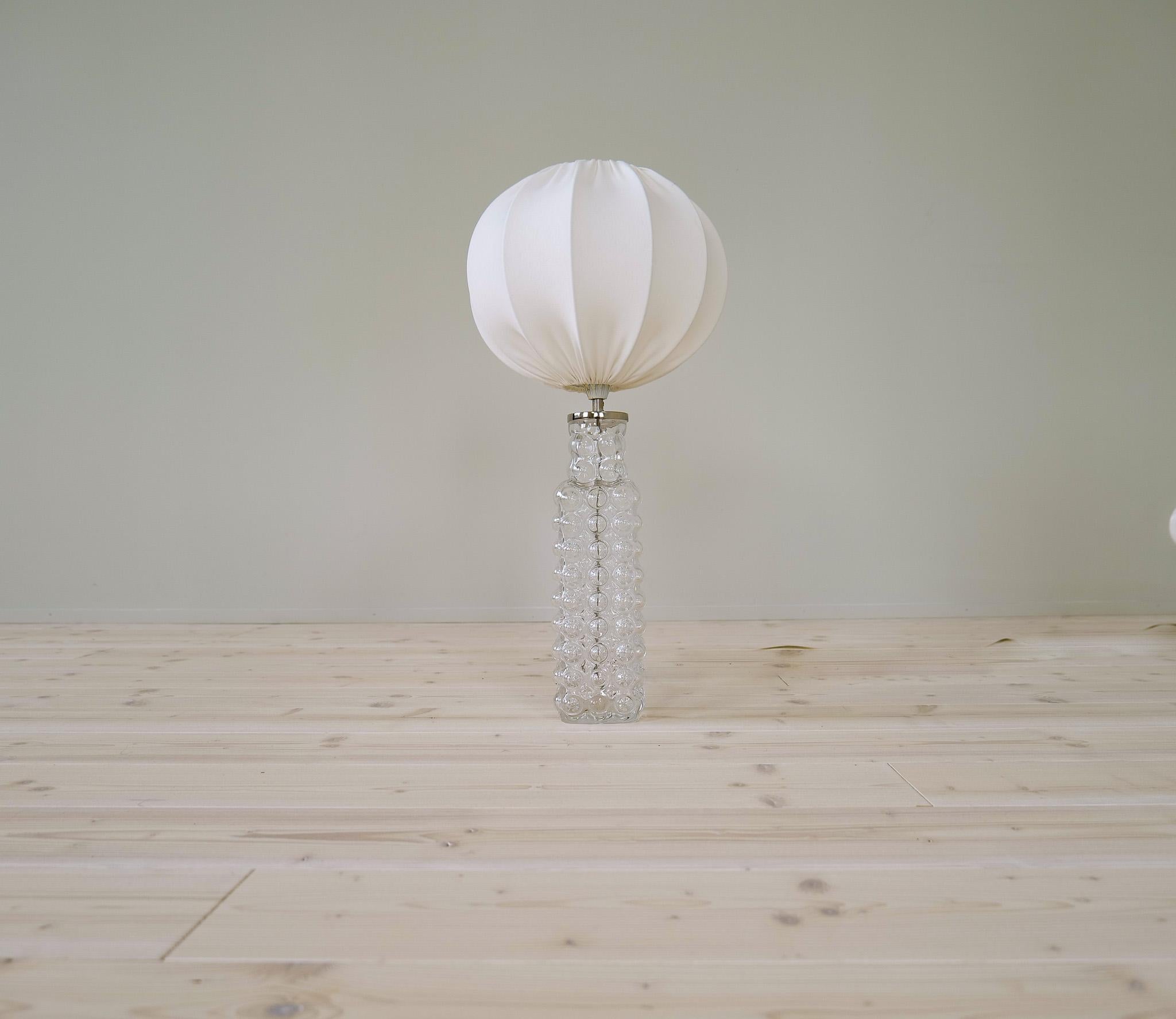 Midcentury large and rare modern bubble/drop table lamp design by Carl Fagerlund for Orrefors Glasbruk in Sweden.
The bubble crystal glass with an all-new cotton shades gives a great modern look. 

Good condition.

Dimensions: height: 24.2 in