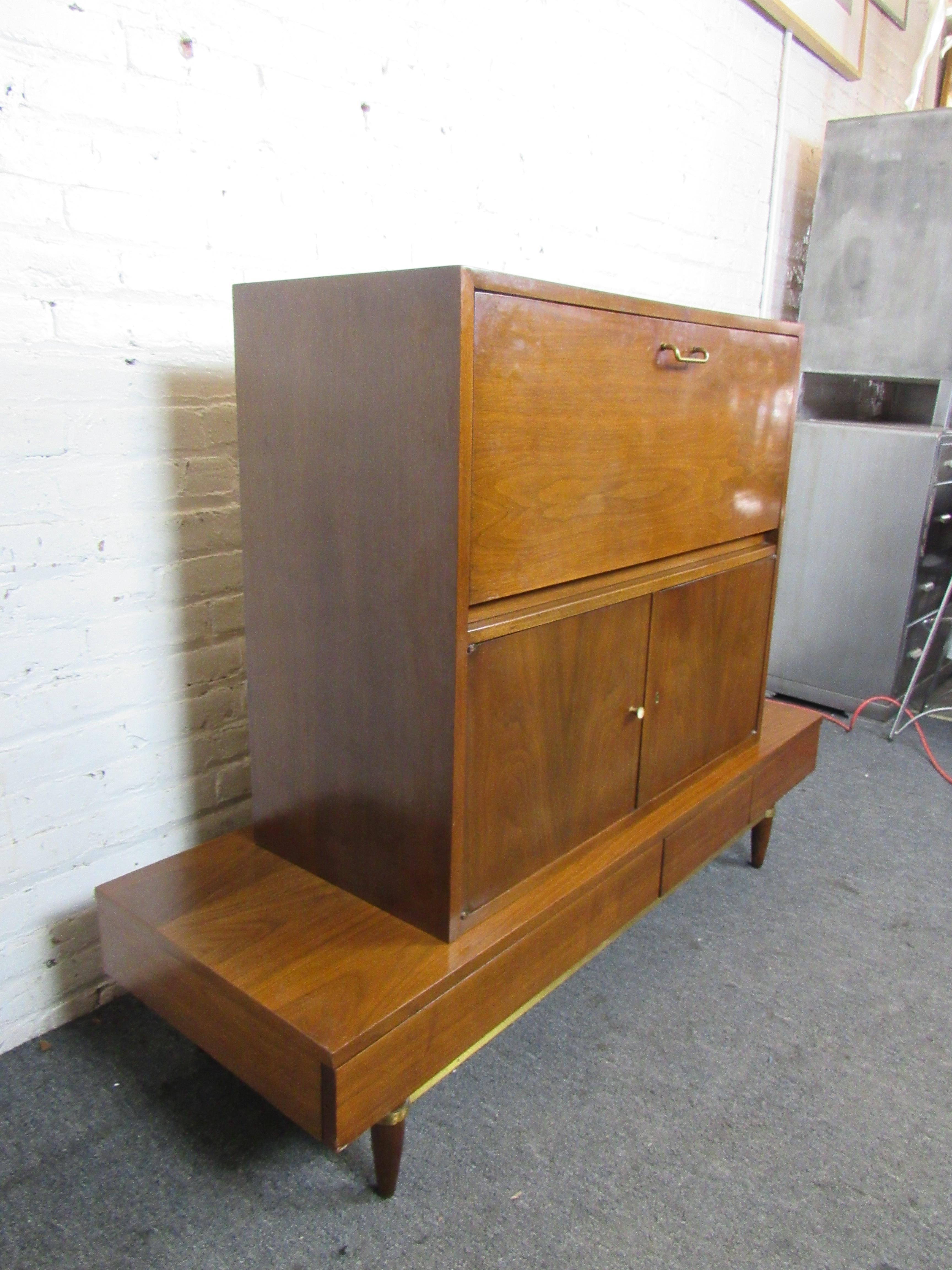Mid-Century Dry Bar Cabinet by Martinsville In Good Condition In Brooklyn, NY