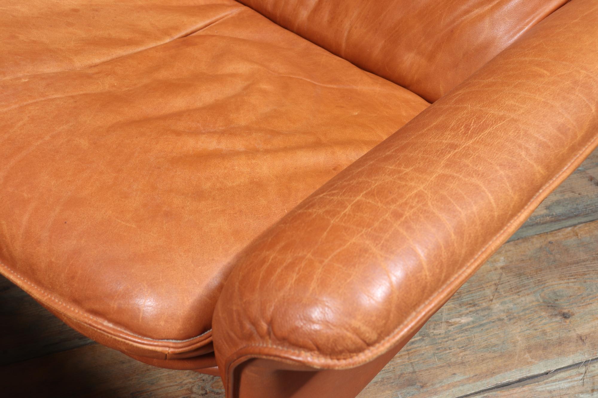 De Sede DS50 SWIVEL ARMCHAIR
An original late 1970s swivel reclining armchair produced in tan leather by high end manufacturers De Sede, the chair is in excellent condition retains great patina and with no damage or repairs to the leather. This