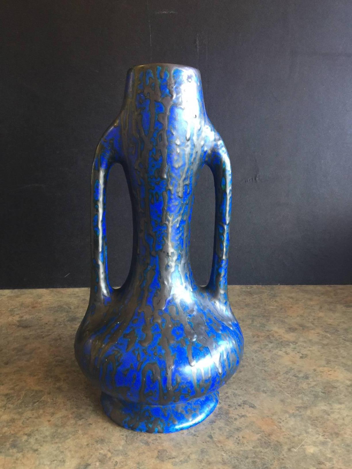 Mid-Century moderno Vaso a doppio manico di Ceramique de Bruxelles, Belgio, con manico in lava. in vendita