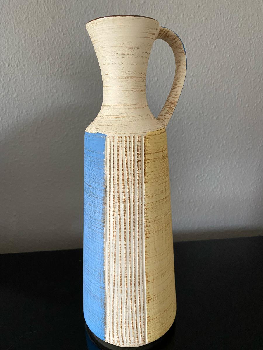 Beautiful soft colored sixties vase.
According to Mark Hill the quality of Dümler & Breiden pieces is very high, and pieces are often distinguished by their unique, outlandish style with diverse shapes and glazes.