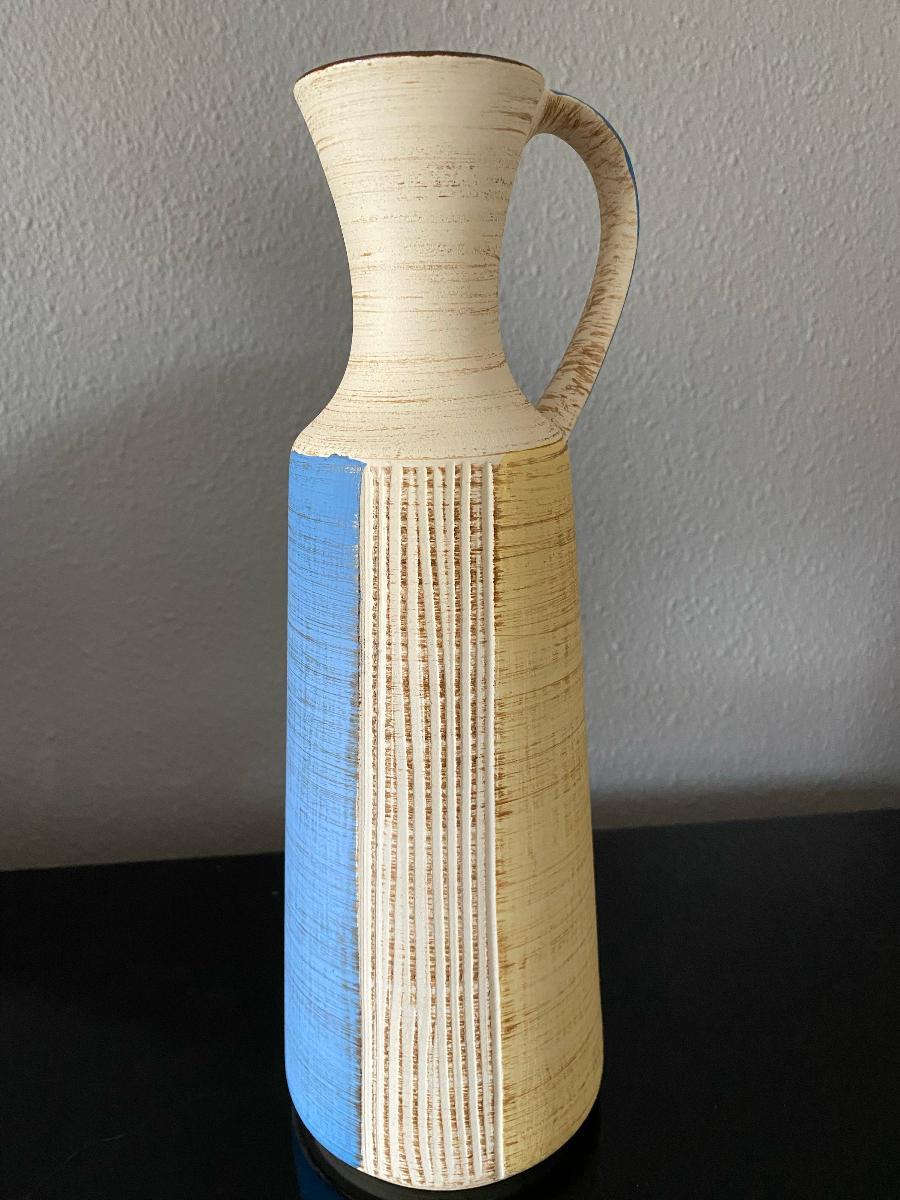 Bellissimo vaso anni '60 dai colori tenui.
Secondo Mark Hill, la qualità dei pezzi Dümler & Breiden è molto alta e spesso si distinguono per il loro stile unico e stravagante, con forme e smalti diversi.