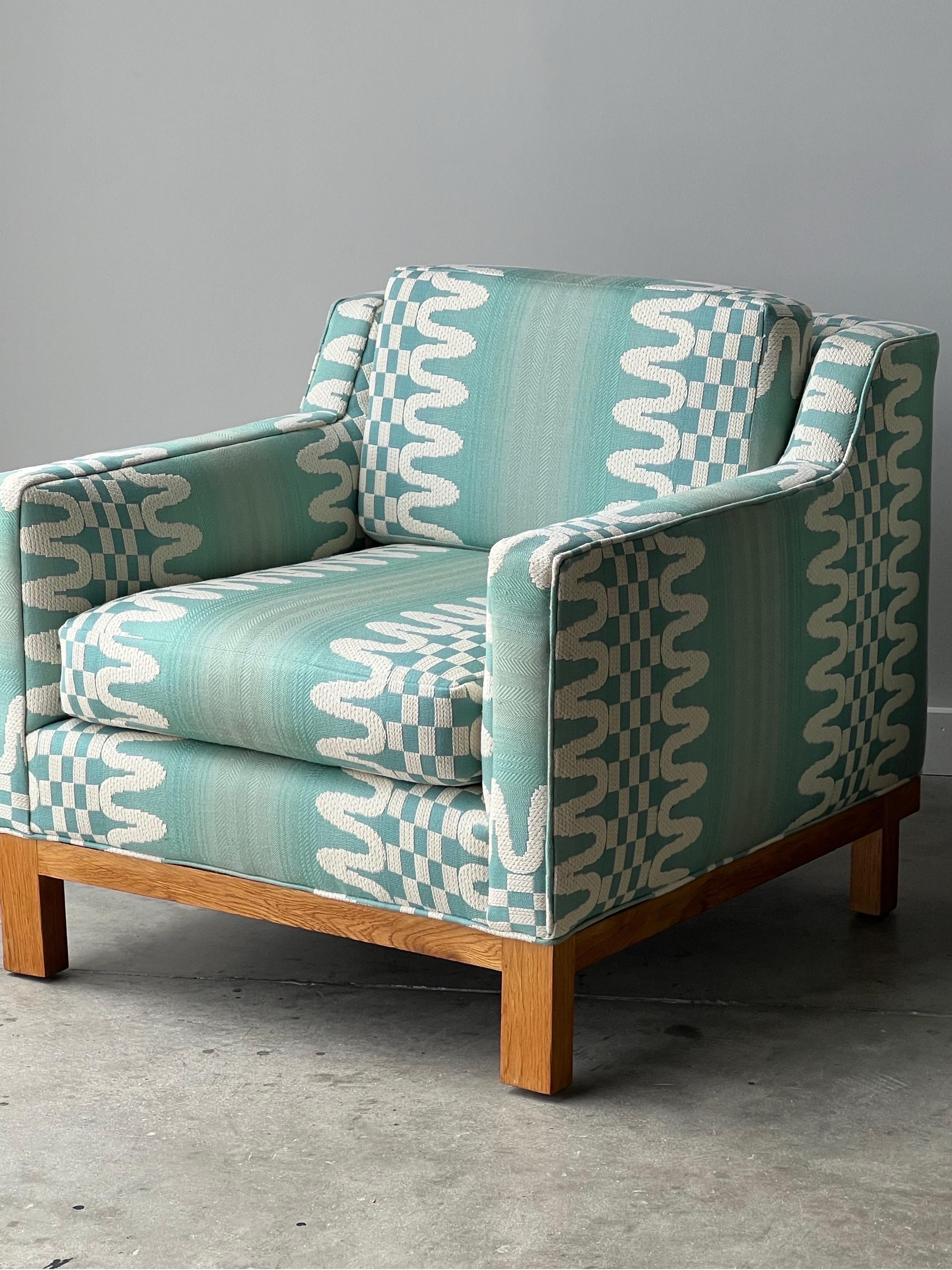 Mid-Century Dunbar Style Club Chairs - ein Paar im Angebot 4