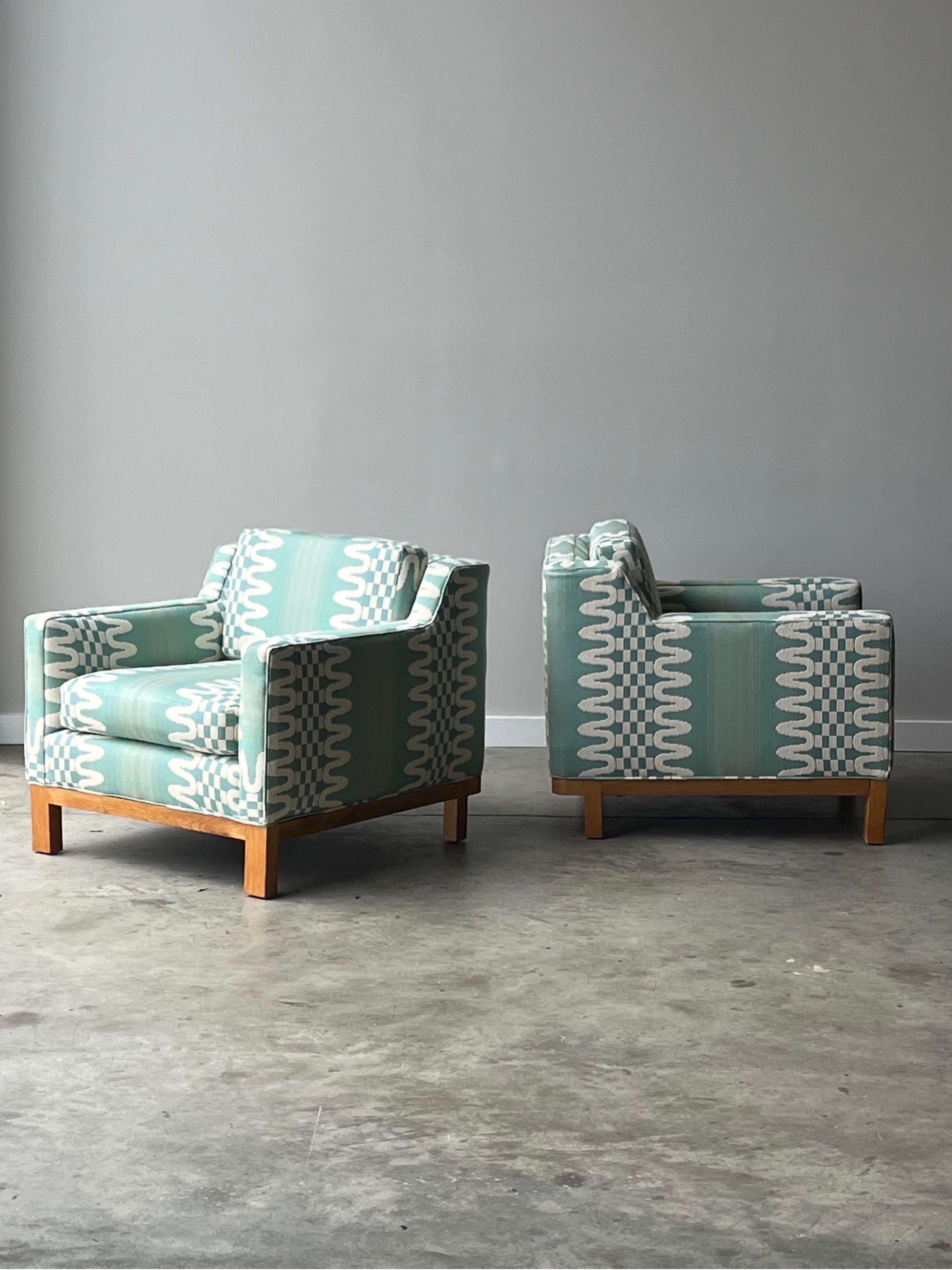 Mid-Century Dunbar Style Club Chairs - ein Paar (Moderne der Mitte des Jahrhunderts) im Angebot