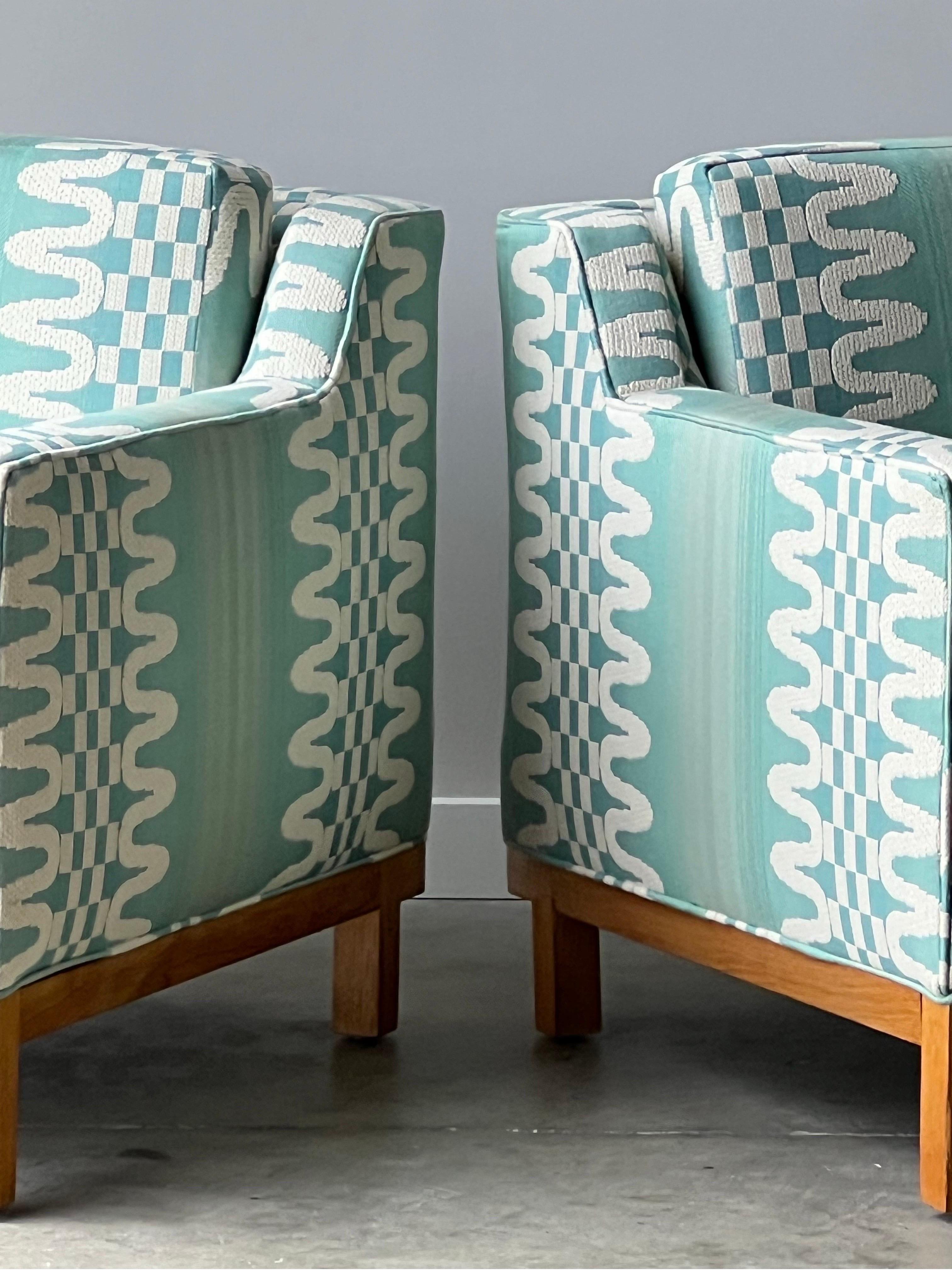 Mid-Century Dunbar Style Club Chairs - ein Paar im Angebot 1