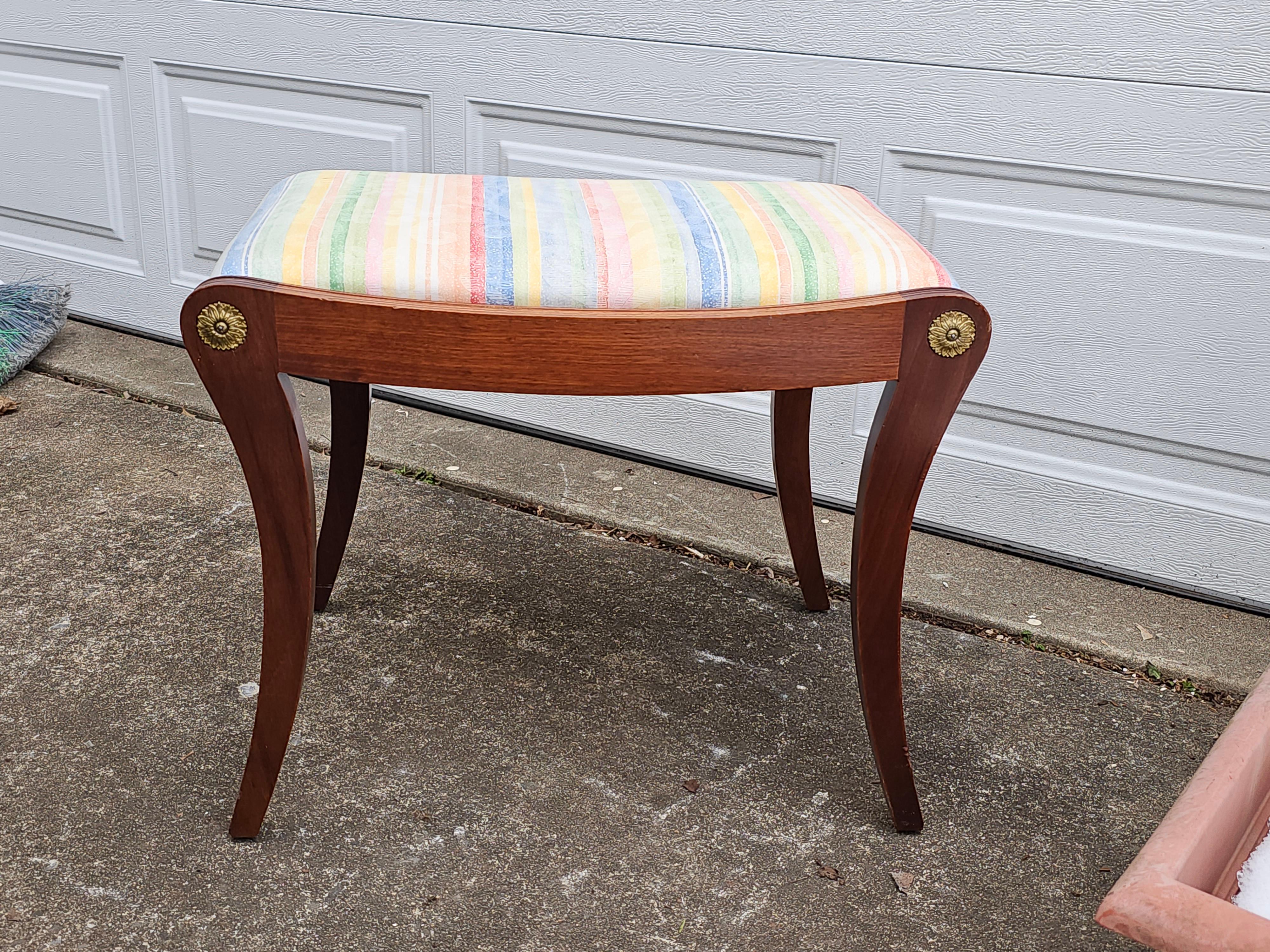 Mid-Century moderno Panca per vanità imbottita e in ciliegio massiccio, stile Duncan Phyfe, metà secolo in vendita