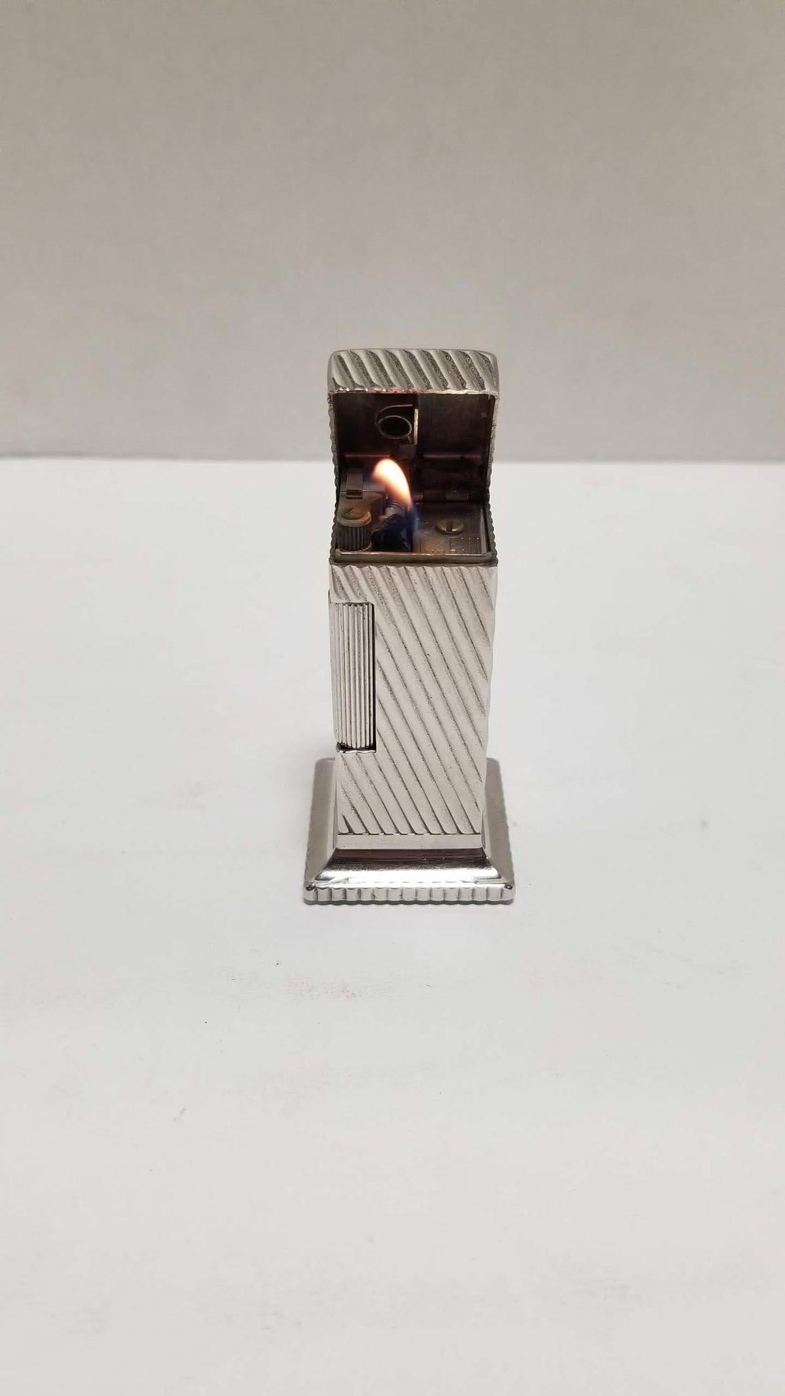 Mid Century Dunhill Rollalite Table Lighter, 1949 In Excellent Condition In Van Nuys, CA