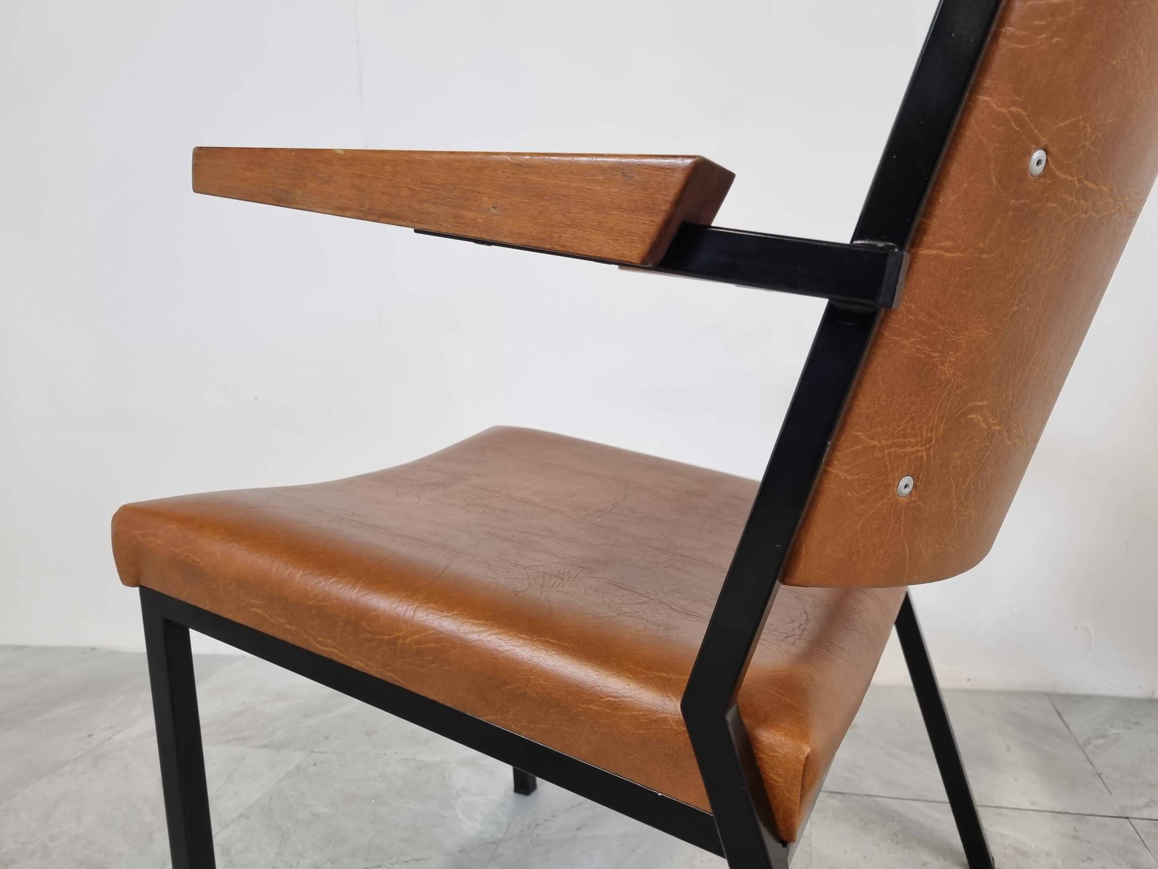 Mid century armchair with a brown skai upholstery and, black metal frame and wooden armrests, probably dutch made and by 'T Spectrum.

Very good condition.

1960s - Netherlands

Dimensions
Height: 76cm/29.92
