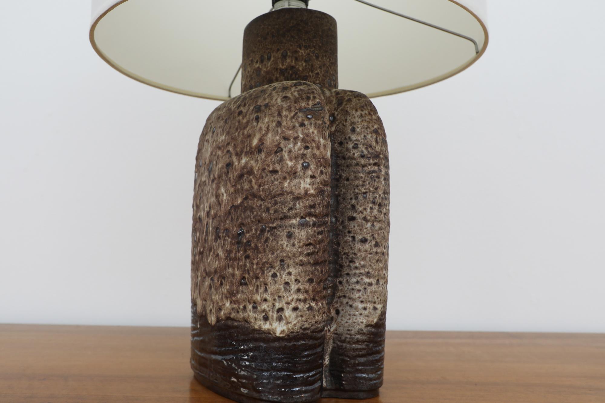 Lampe de table du milieu du siècle en céramique hollandaise à deux tons Brown avec nouvel abat-jour en lin blanc en vente 3