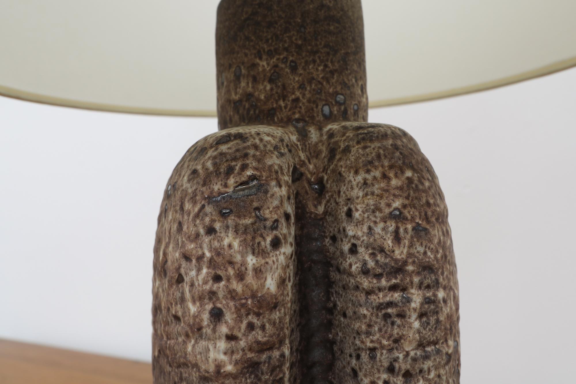 Lampe de table du milieu du siècle en céramique hollandaise à deux tons Brown avec nouvel abat-jour en lin blanc en vente 4