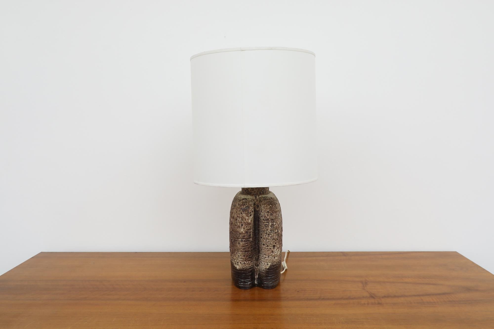 Milieu du XXe siècle Lampe de table du milieu du siècle en céramique hollandaise à deux tons Brown avec nouvel abat-jour en lin blanc en vente