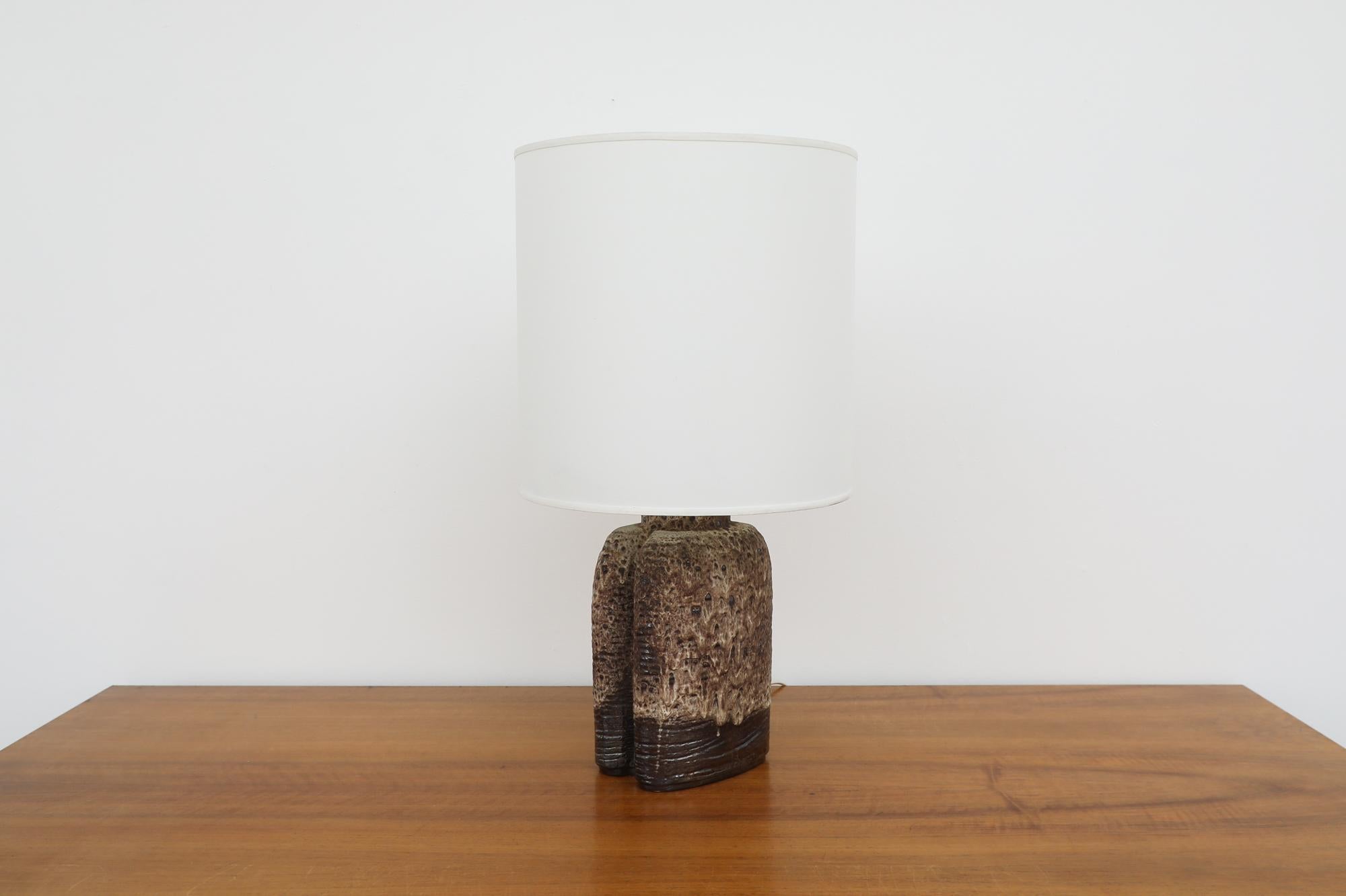 Céramique Lampe de table du milieu du siècle en céramique hollandaise à deux tons Brown avec nouvel abat-jour en lin blanc en vente