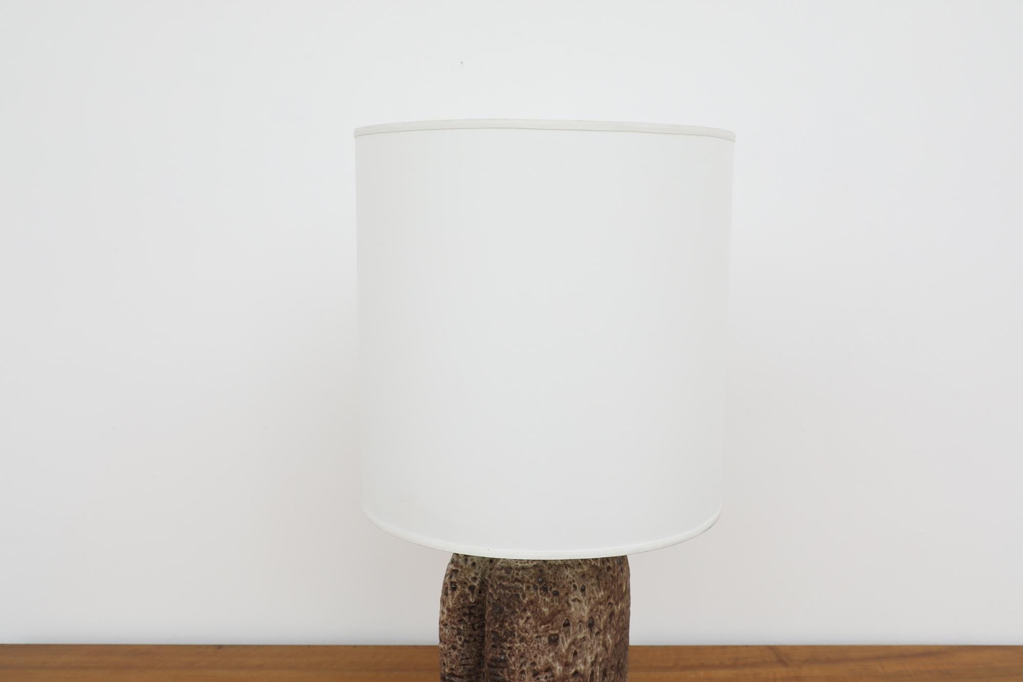 Lampe de table du milieu du siècle en céramique hollandaise à deux tons Brown avec nouvel abat-jour en lin blanc en vente 1