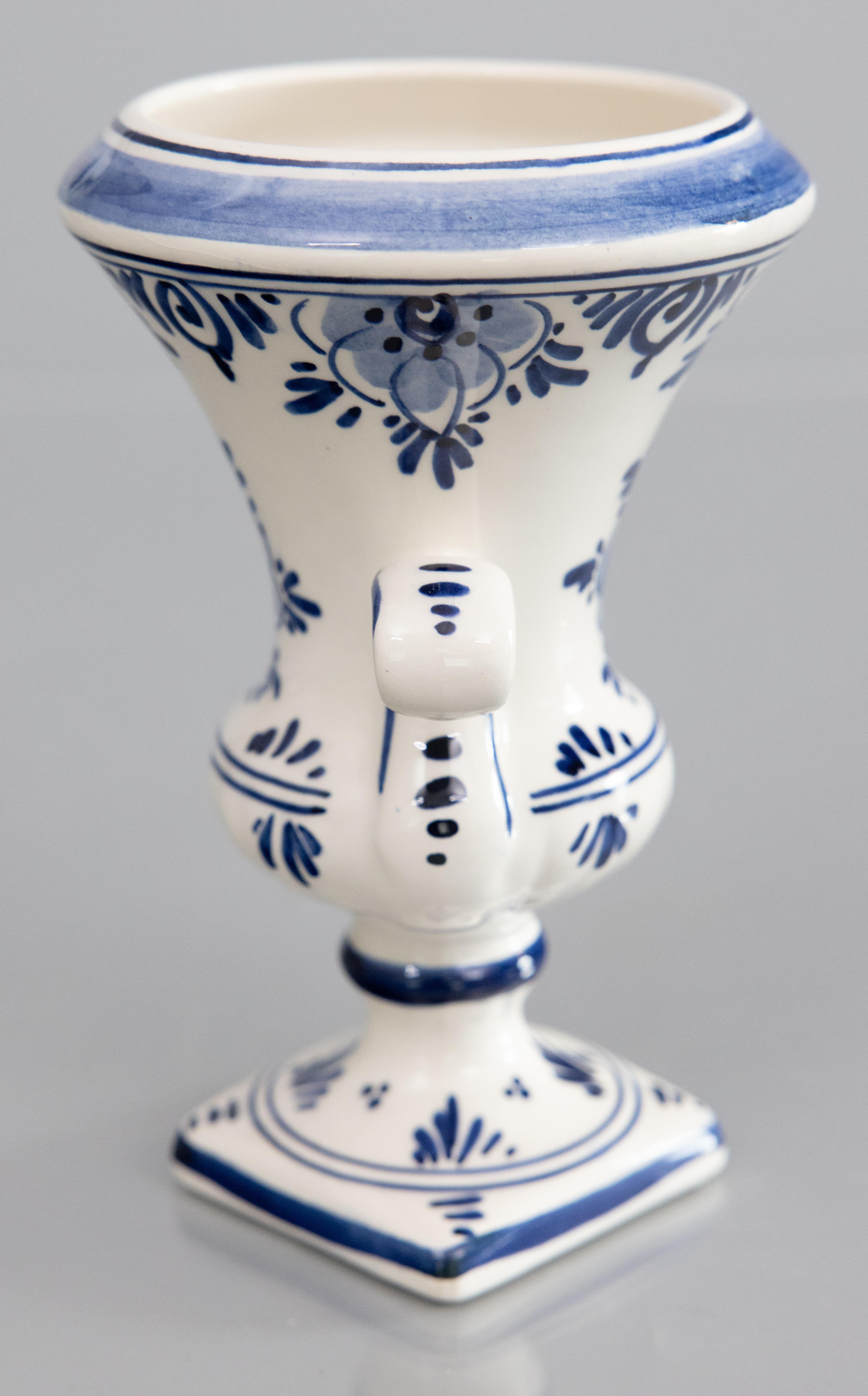 Holländische Delft Floral Urnenvase aus der Mitte des Jahrhunderts (Gebrannt) im Angebot