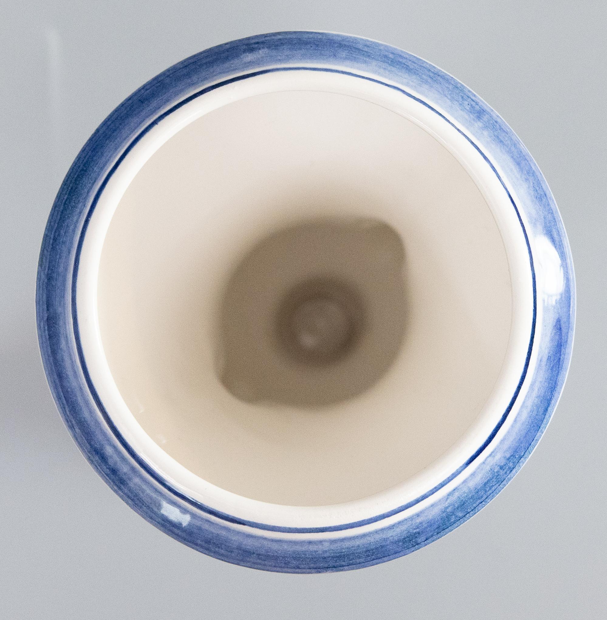 Holländische Delft Floral Urnenvase aus der Mitte des Jahrhunderts im Zustand „Gut“ im Angebot in Pearland, TX