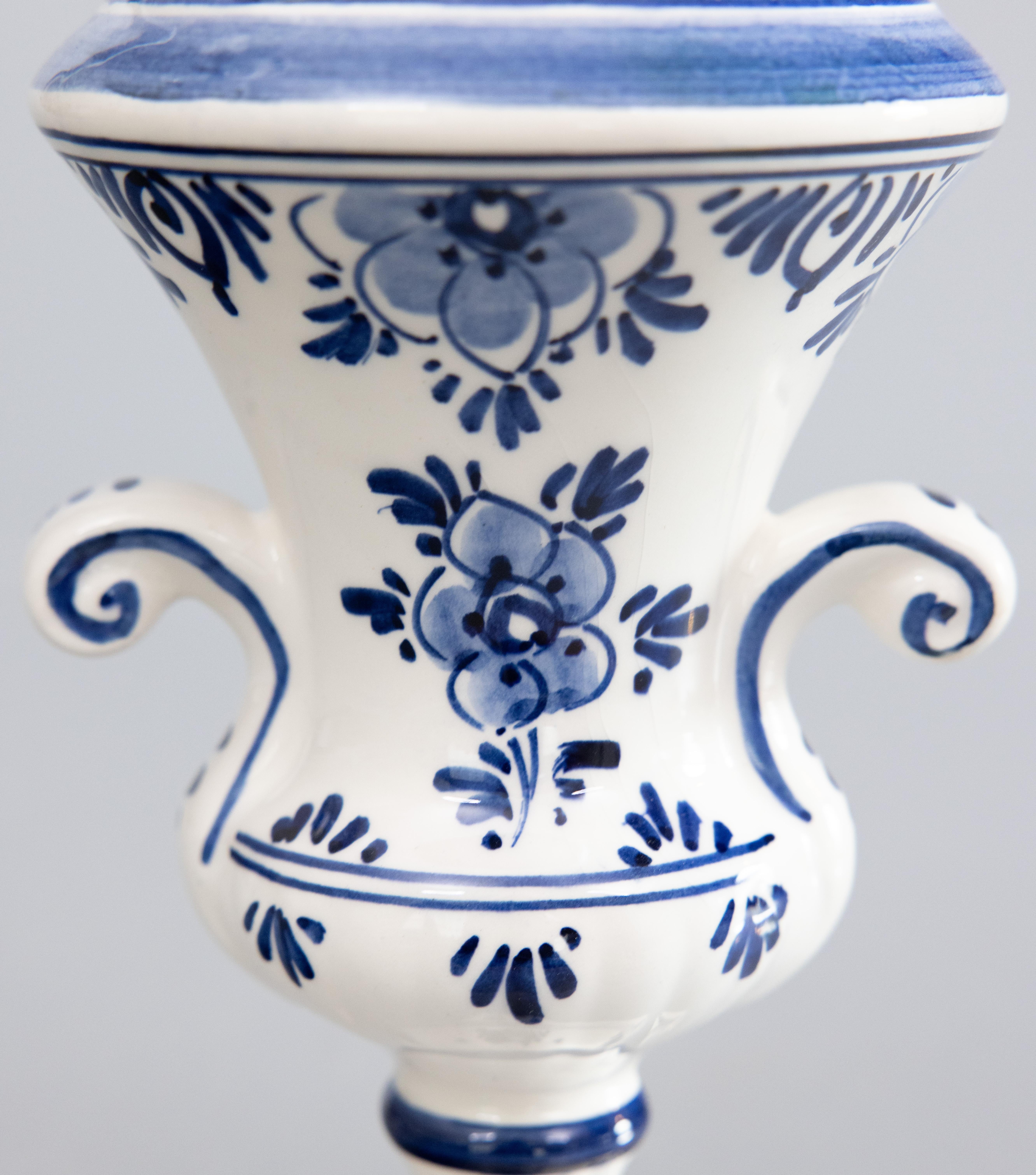 Holländische Delft Floral Urnenvase aus der Mitte des Jahrhunderts (20. Jahrhundert) im Angebot