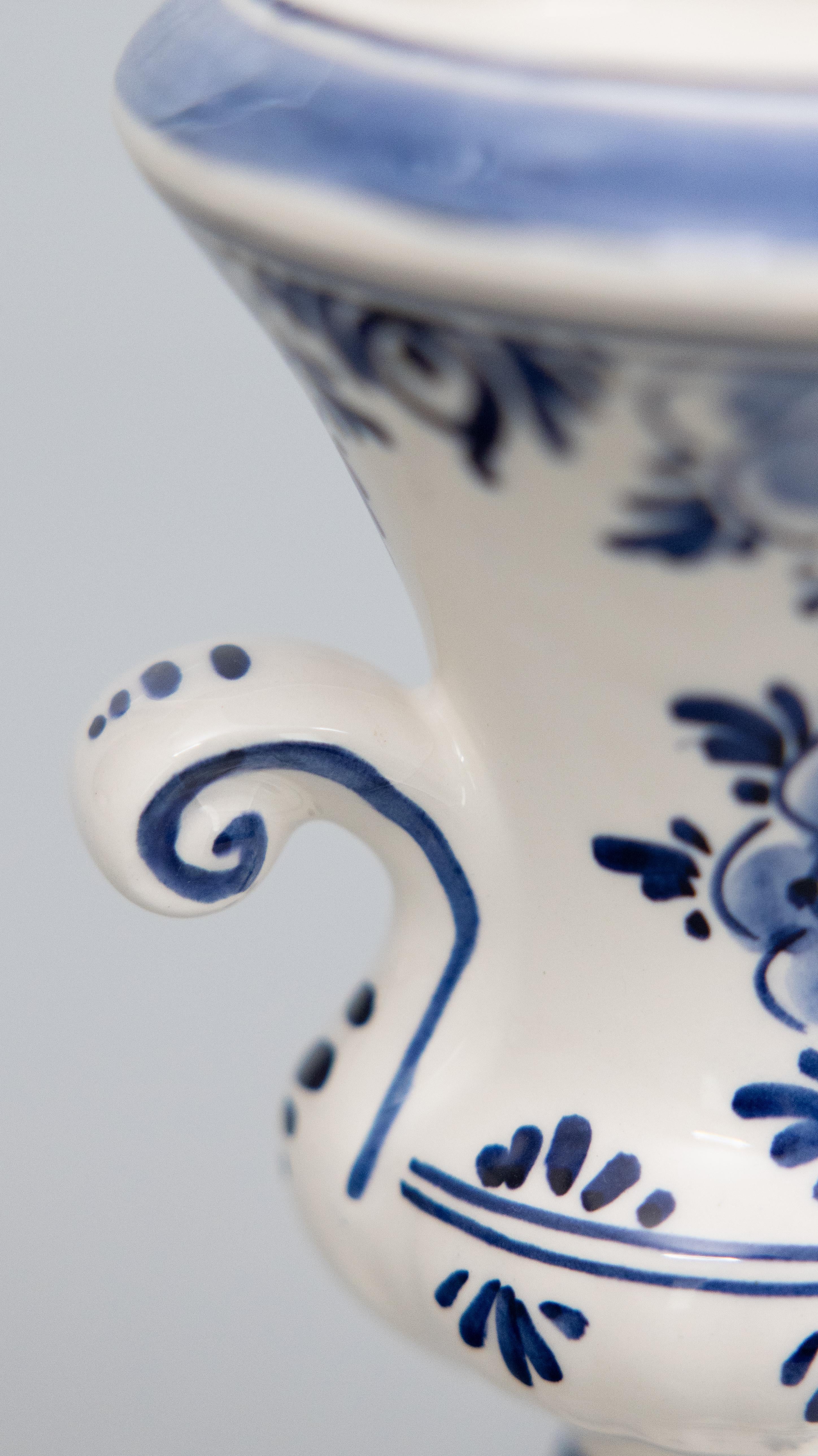 Holländische Delft Floral Urnenvase aus der Mitte des Jahrhunderts (Delfter Blau) im Angebot