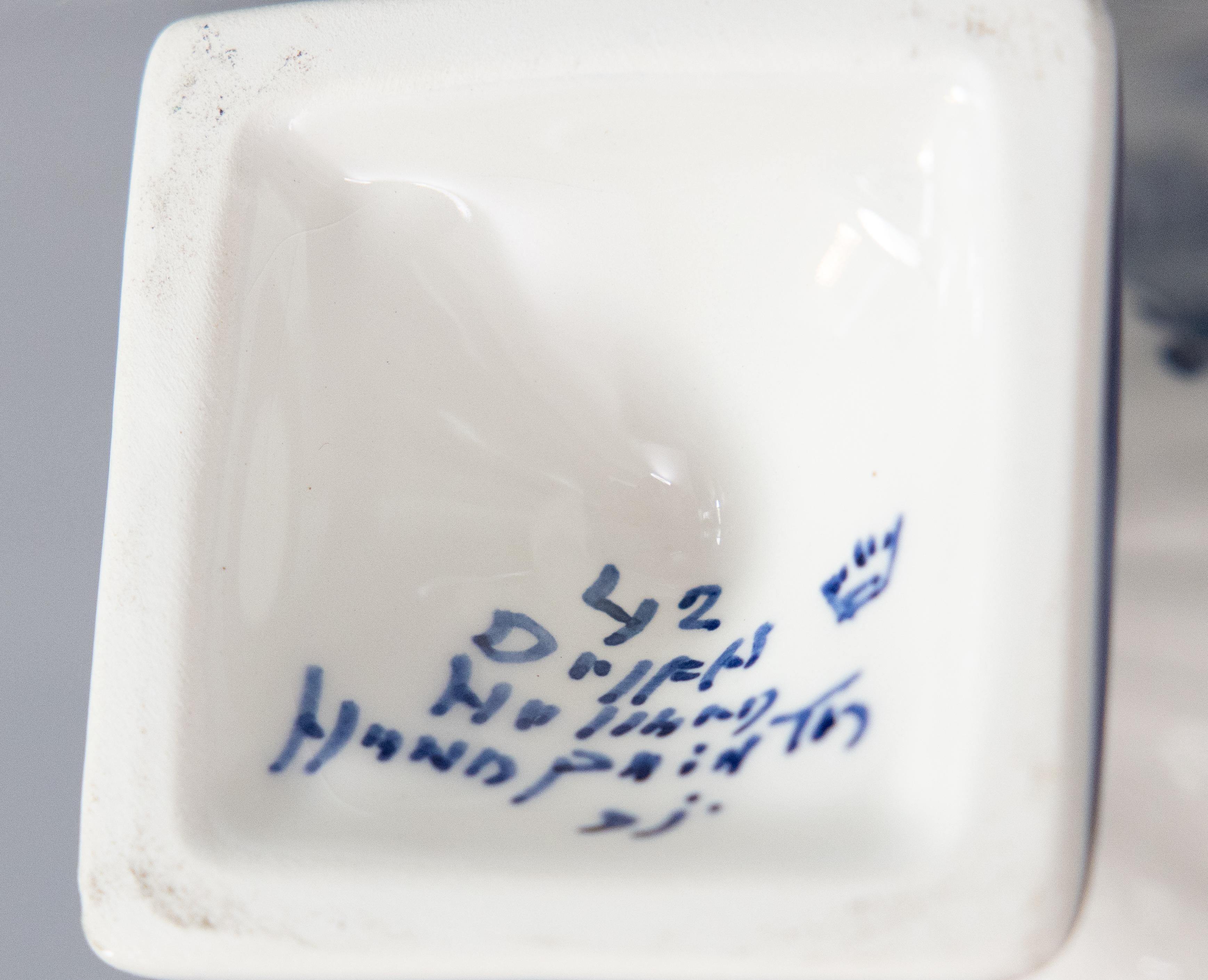 Holländische Delft Floral Urnenvase aus der Mitte des Jahrhunderts im Angebot 1