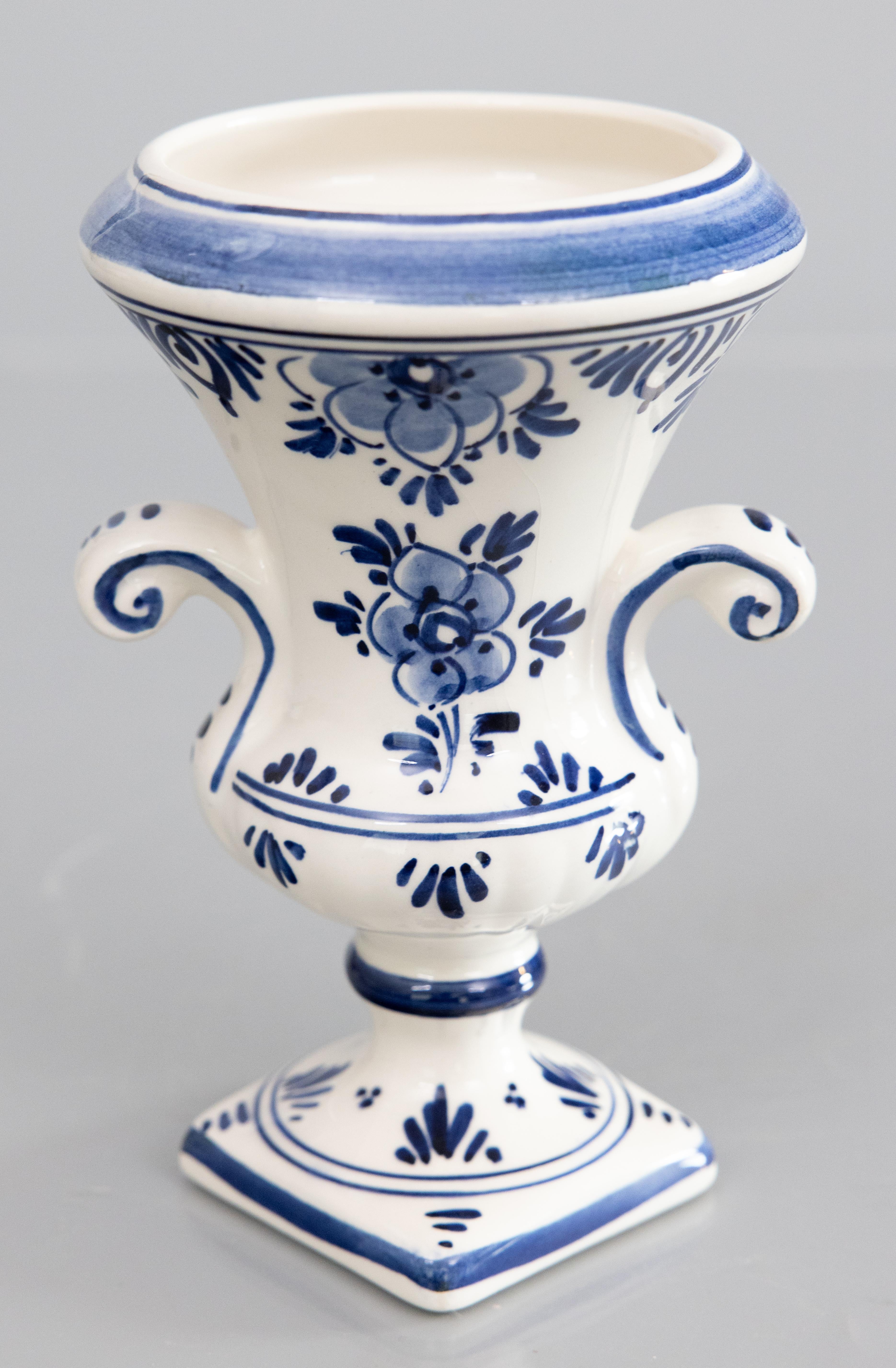 Holländische Delft Floral Urnenvase aus der Mitte des Jahrhunderts im Angebot 2