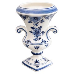 Holländische Delft Floral Urnenvase aus der Mitte des Jahrhunderts