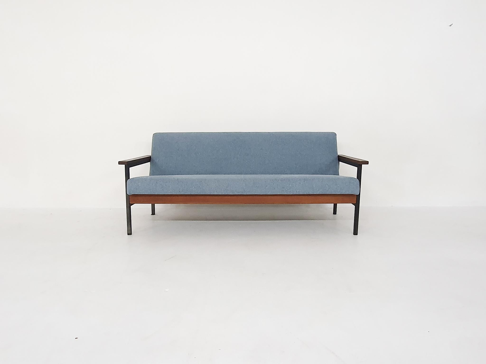 Joli canapé minimaliste dans le style de Rob Parry. Cadre en métal noir avec détails en teck et accoudoirs en bois de wengé. 
Le canapé est en bon état avec une nouvelle tapisserie de couleur bleu denim.