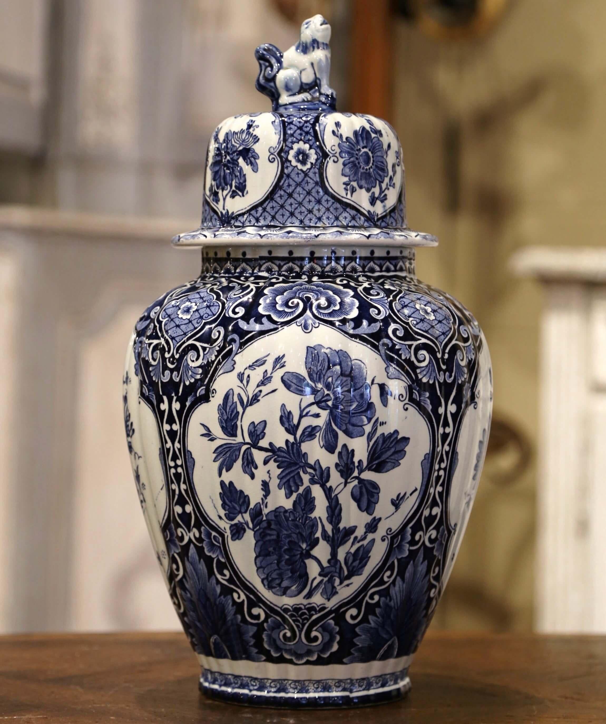 Niederländisches, blau-weiß bemaltes Delfter Ingwerglas mit Deckel aus Fayence aus der Mitte des Jahrhunderts (Handgefertigt) im Angebot