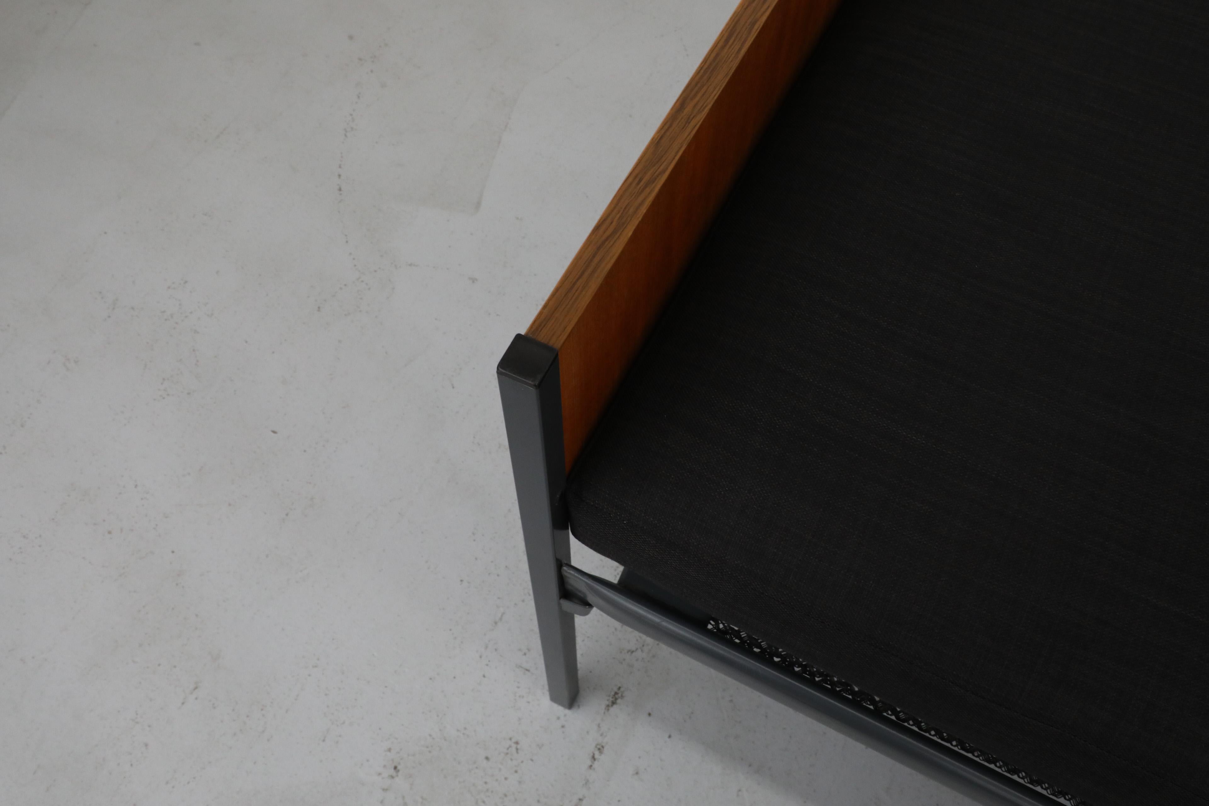 Lit de jour hollandais en teck du milieu du siècle inspiré de Friso Kramer avec matelas noir en vente 2
