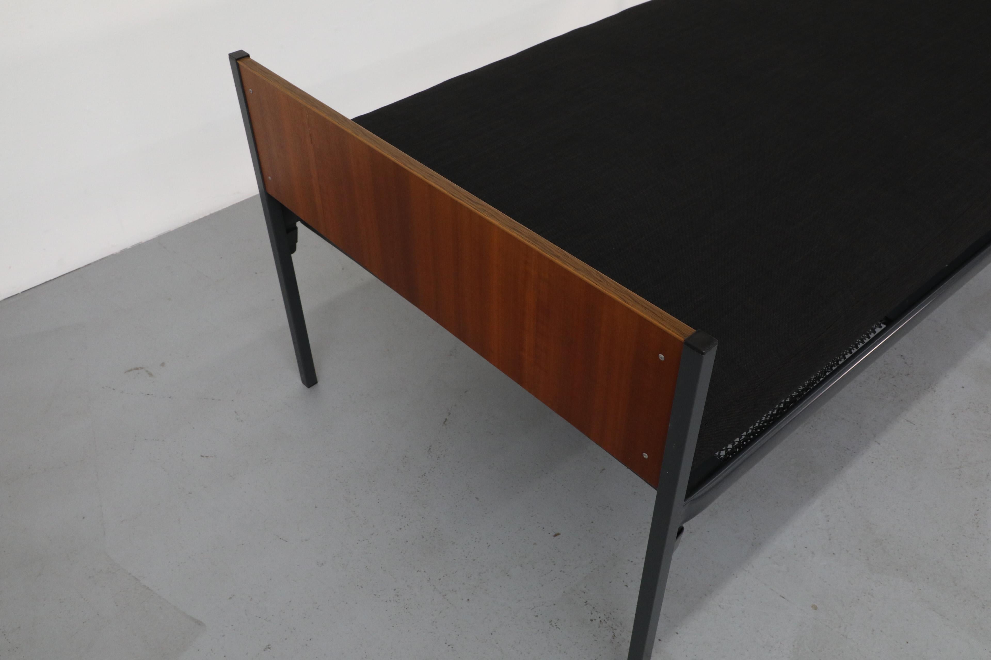 Lit de jour hollandais en teck du milieu du siècle inspiré de Friso Kramer avec matelas noir en vente 3