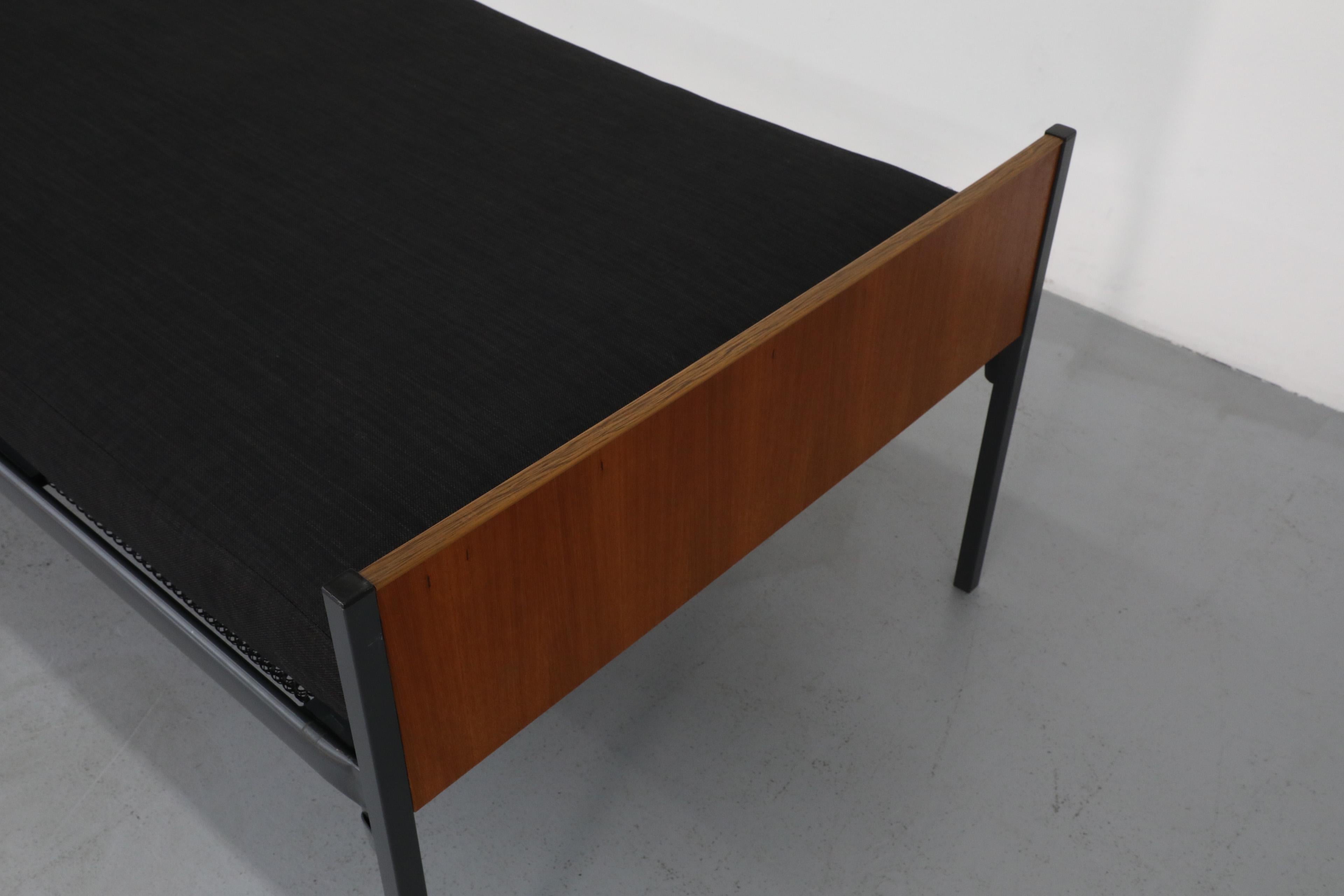 Lit de jour hollandais en teck du milieu du siècle inspiré de Friso Kramer avec matelas noir en vente 4