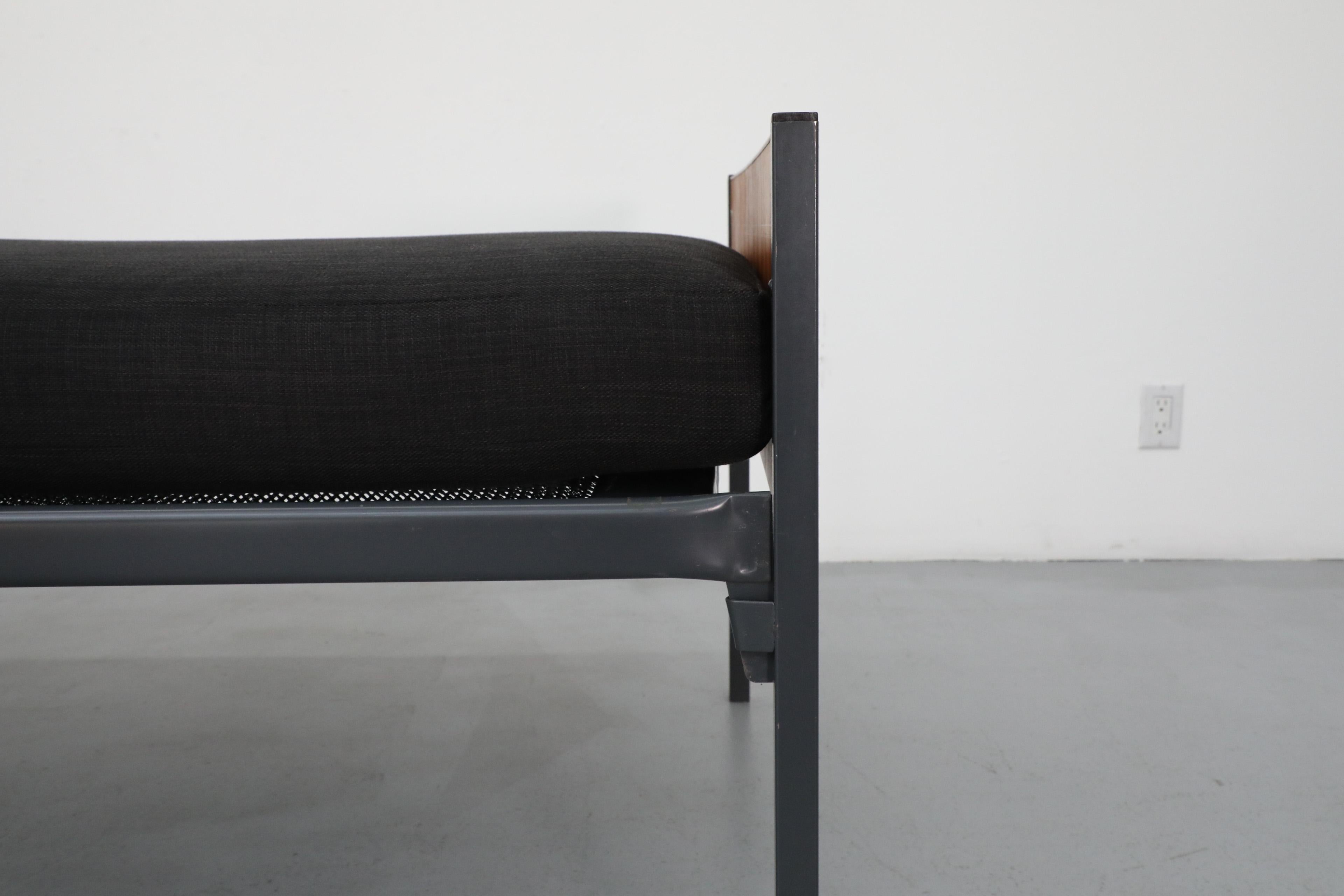 Lit de jour hollandais en teck du milieu du siècle inspiré de Friso Kramer avec matelas noir en vente 5