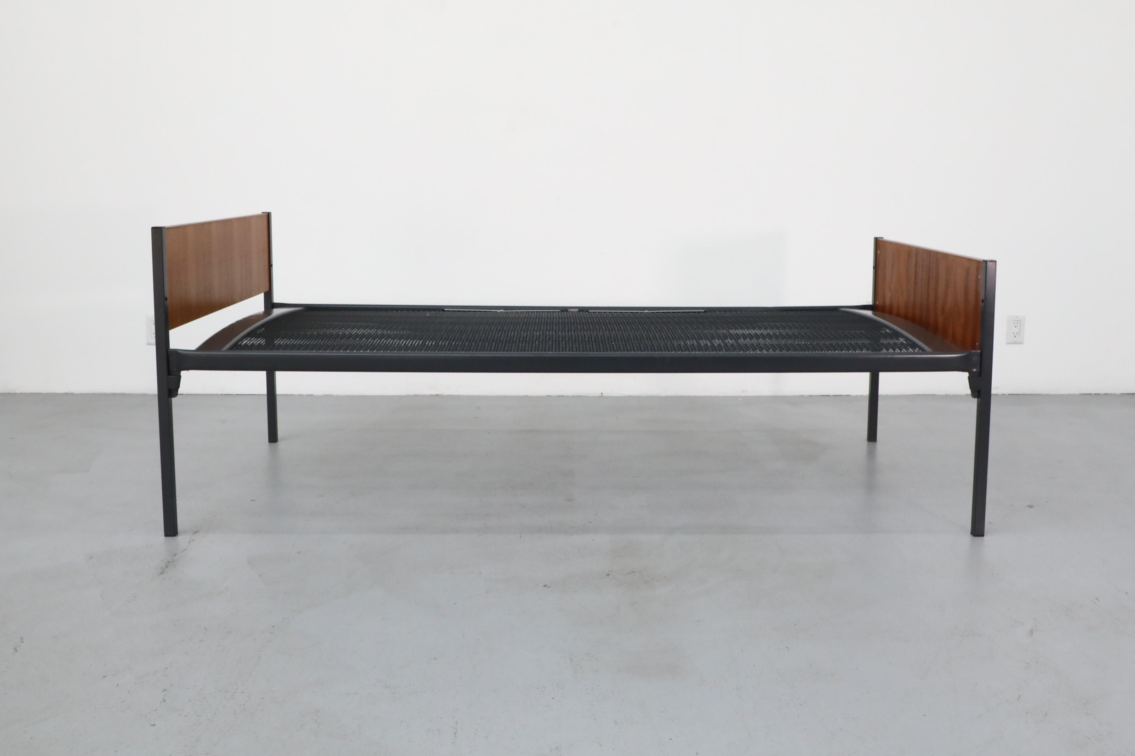 Lit de jour hollandais en teck du milieu du siècle inspiré de Friso Kramer avec matelas noir en vente 7