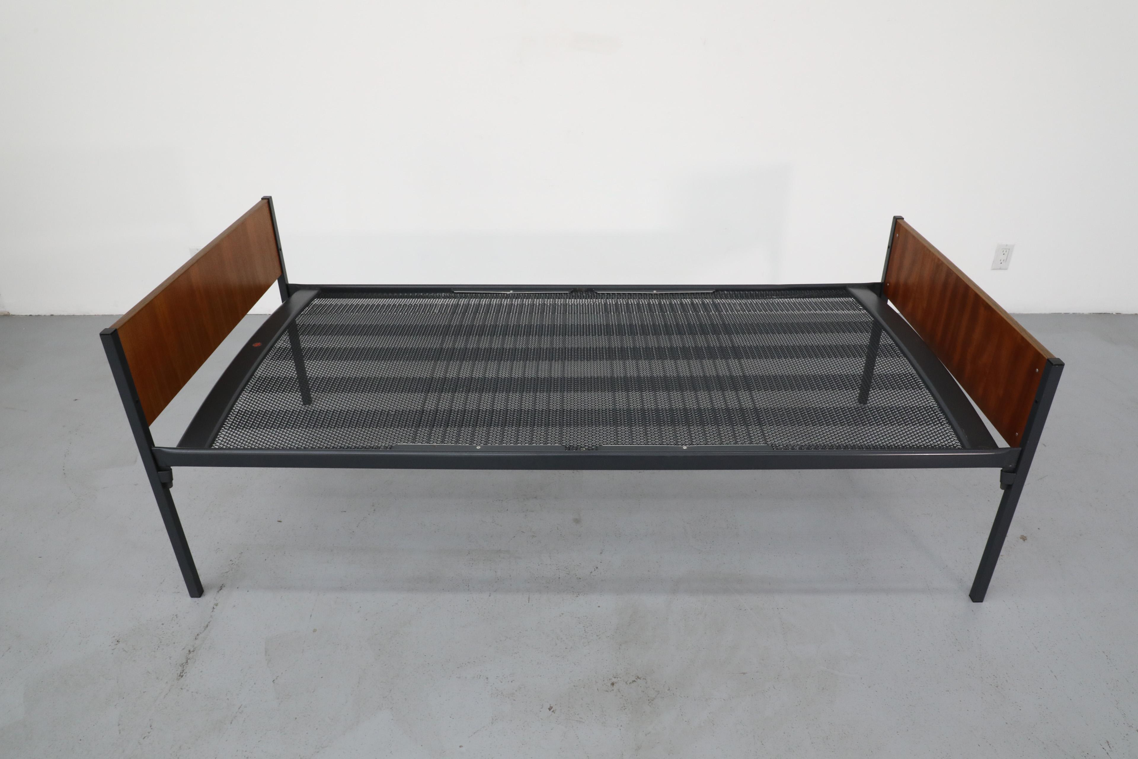 Lit de jour hollandais en teck du milieu du siècle inspiré de Friso Kramer avec matelas noir en vente 9