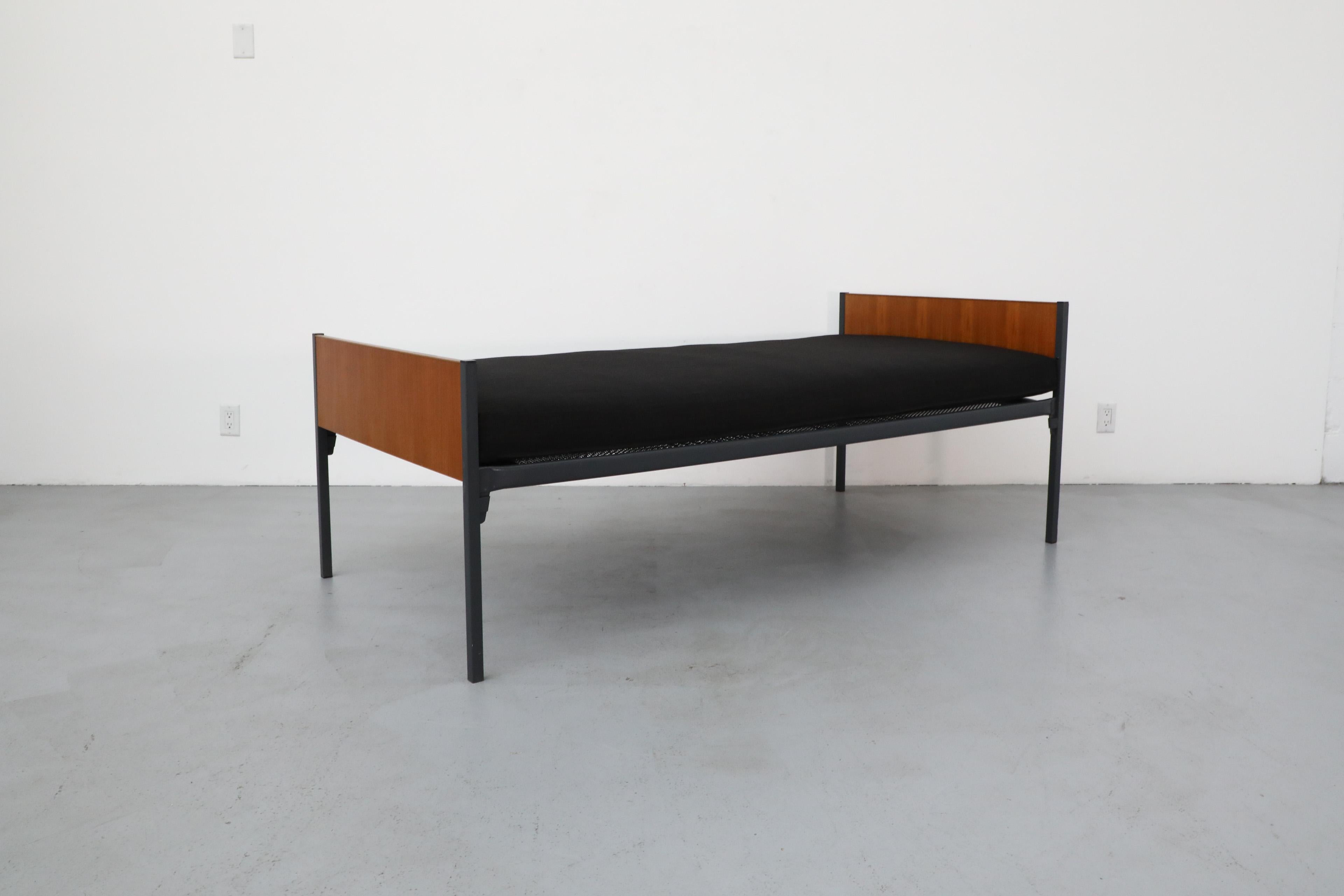 Lit simple ou lit de jour en teck hollandais inspiré par Kramer avec cadre en métal émaillé gris foncé, panneaux en teck encastrés et matelas noir personnalisé. Le cadre du matelas s'accroche aux panneaux d'extrémité, ce qui facilite le déplacement