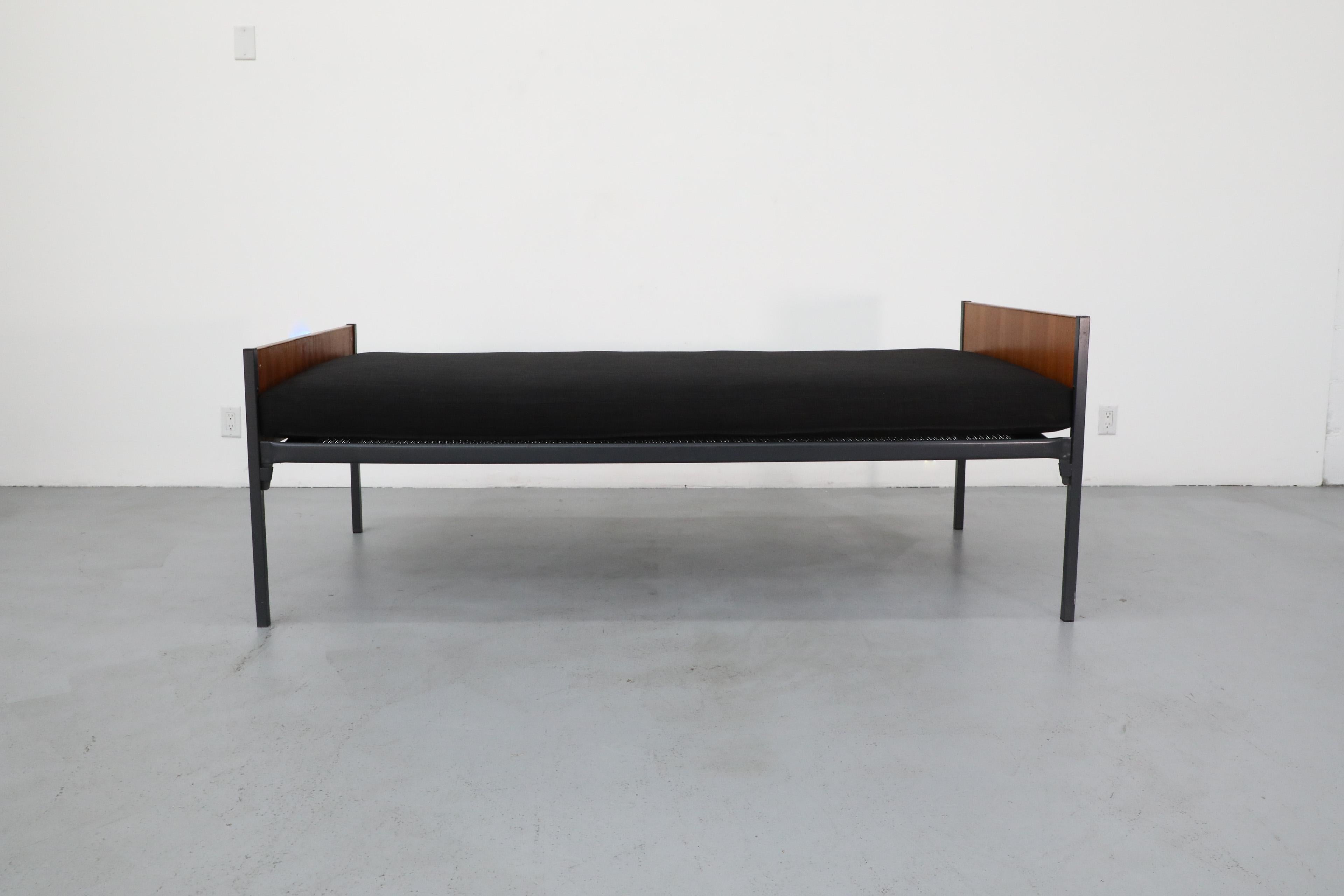 Mid-Century Modern Lit de jour hollandais en teck du milieu du siècle inspiré de Friso Kramer avec matelas noir en vente