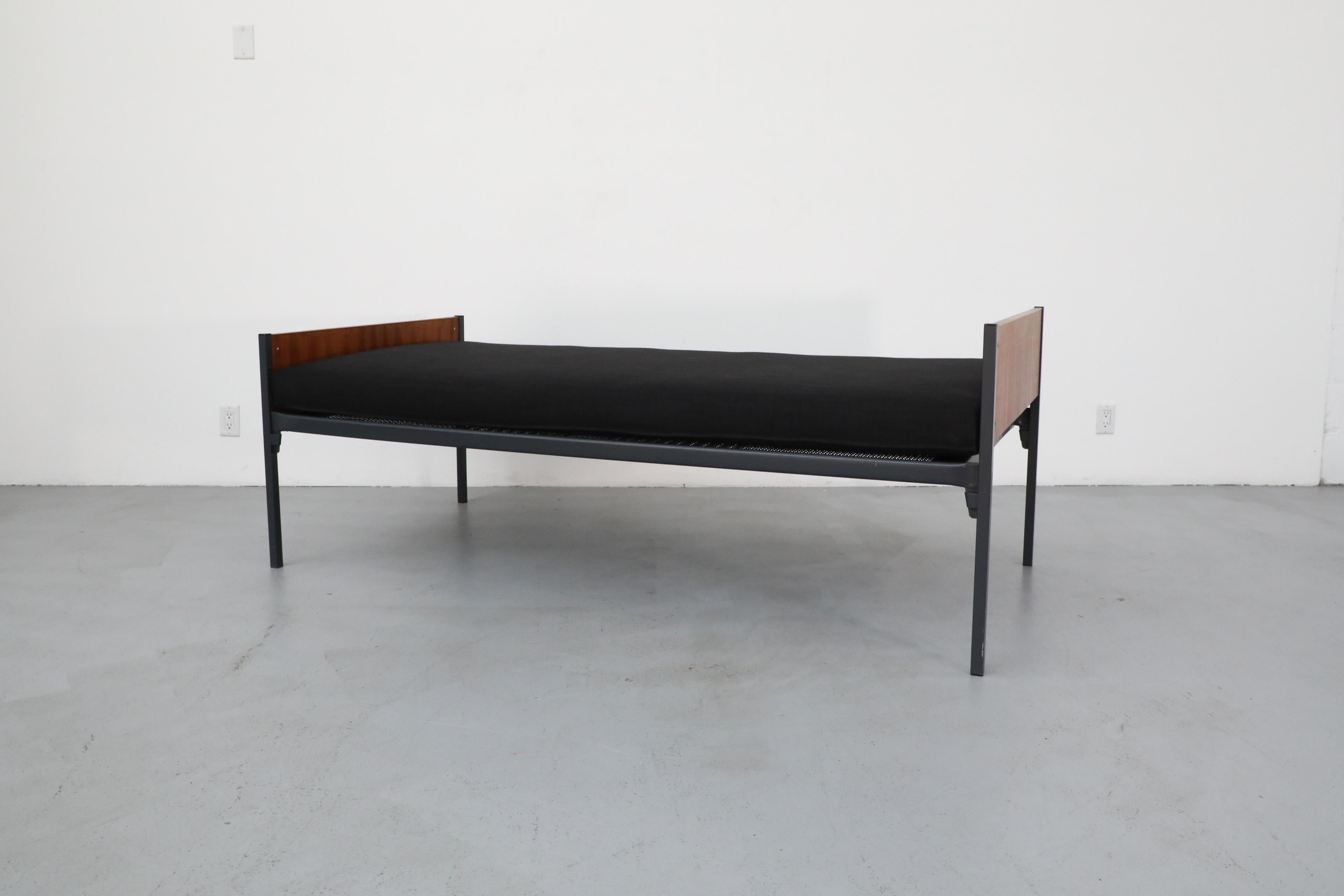 Néerlandais Lit de jour hollandais en teck du milieu du siècle inspiré de Friso Kramer avec matelas noir en vente