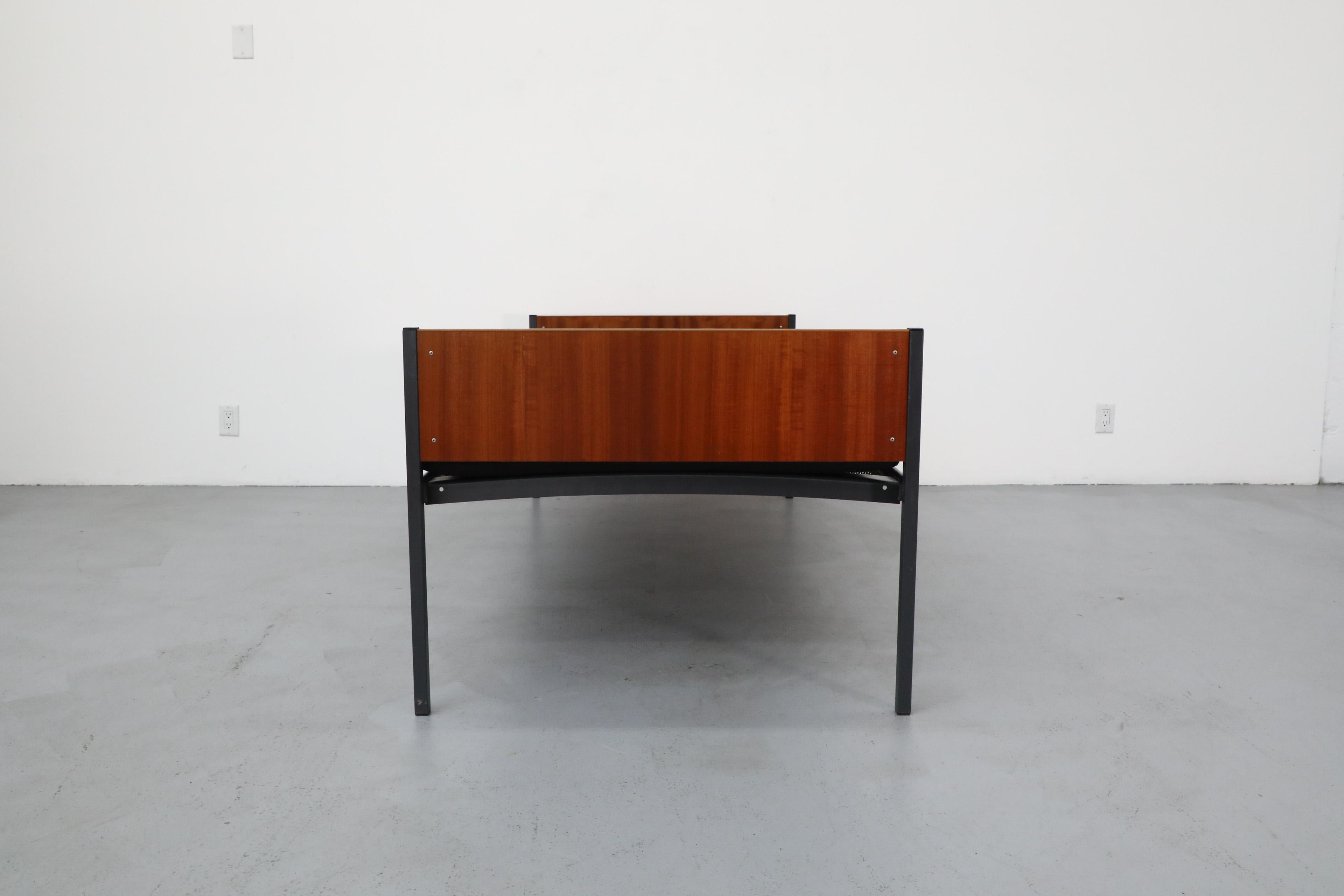 Émaillé Lit de jour hollandais en teck du milieu du siècle inspiré de Friso Kramer avec matelas noir en vente