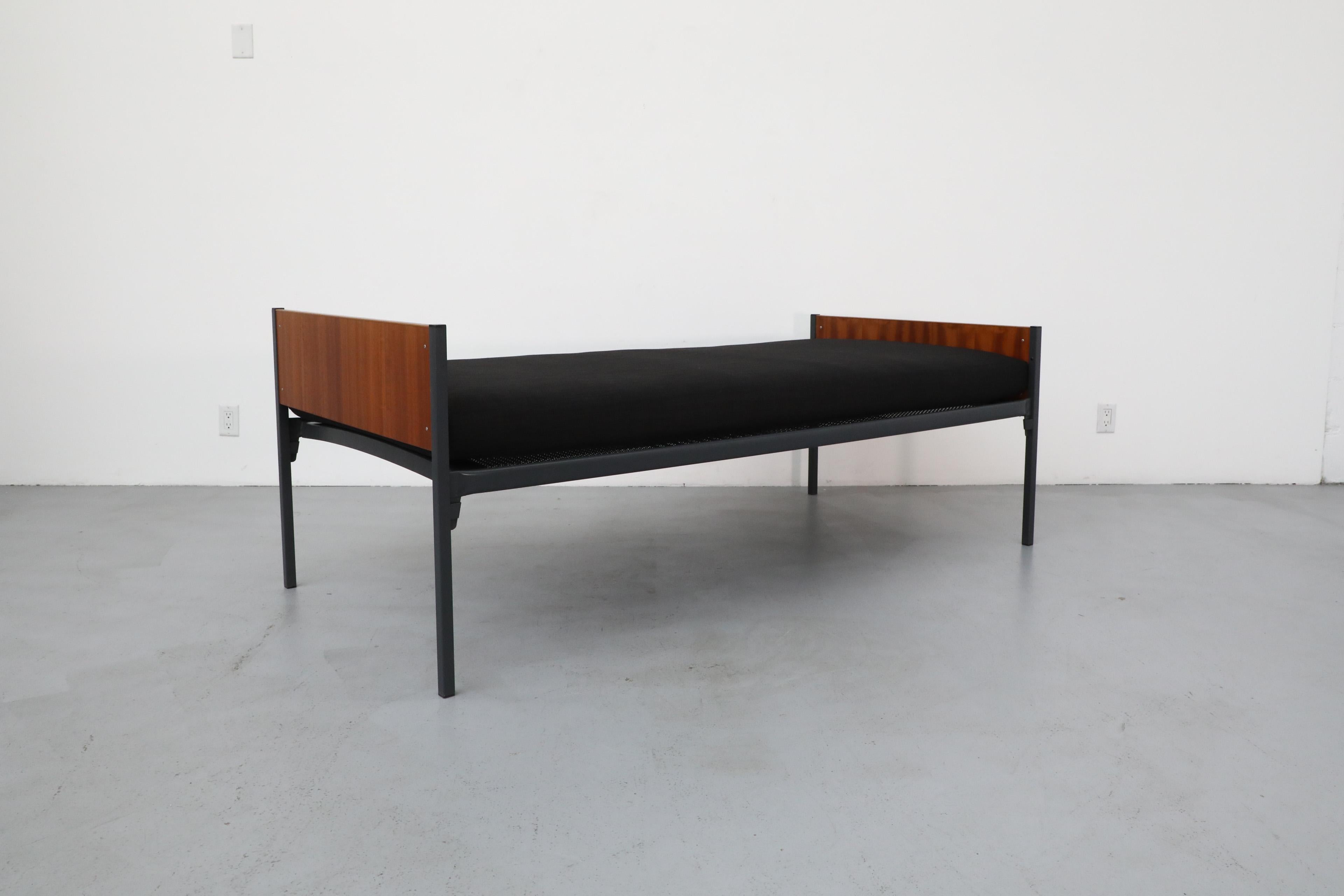 Lit de jour hollandais en teck du milieu du siècle inspiré de Friso Kramer avec matelas noir Bon état - En vente à Los Angeles, CA