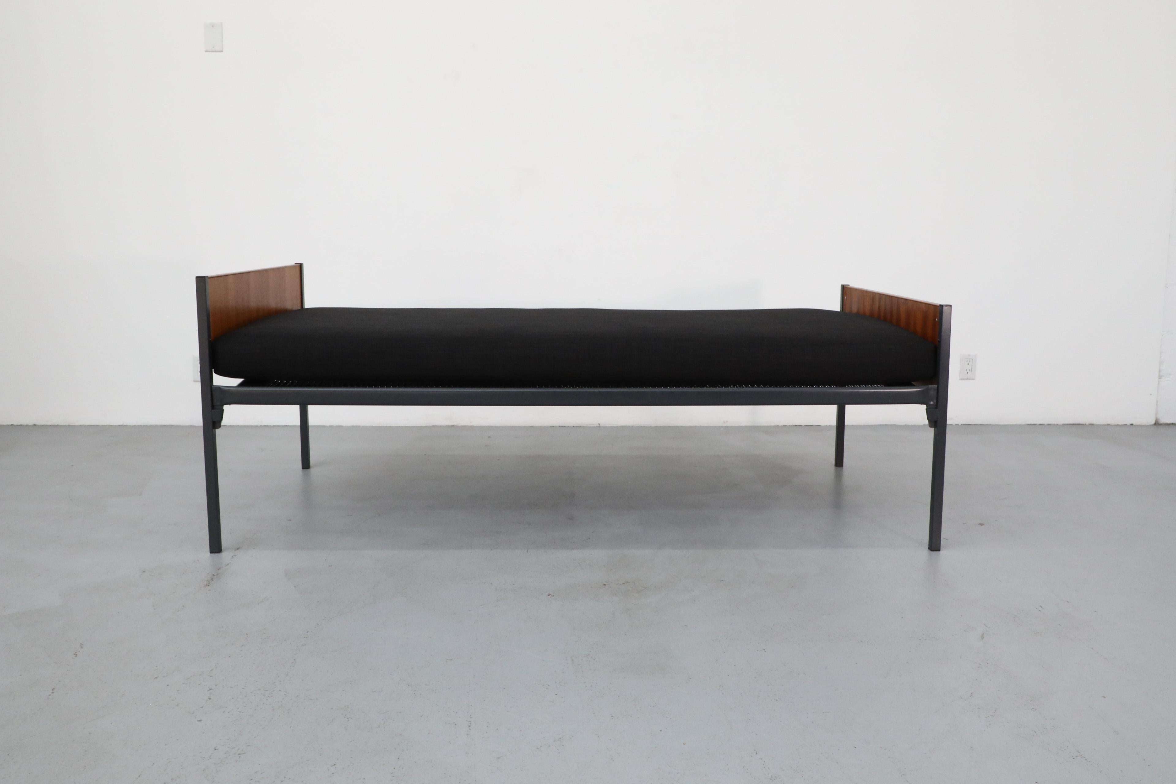 20ième siècle Lit de jour hollandais en teck du milieu du siècle inspiré de Friso Kramer avec matelas noir en vente