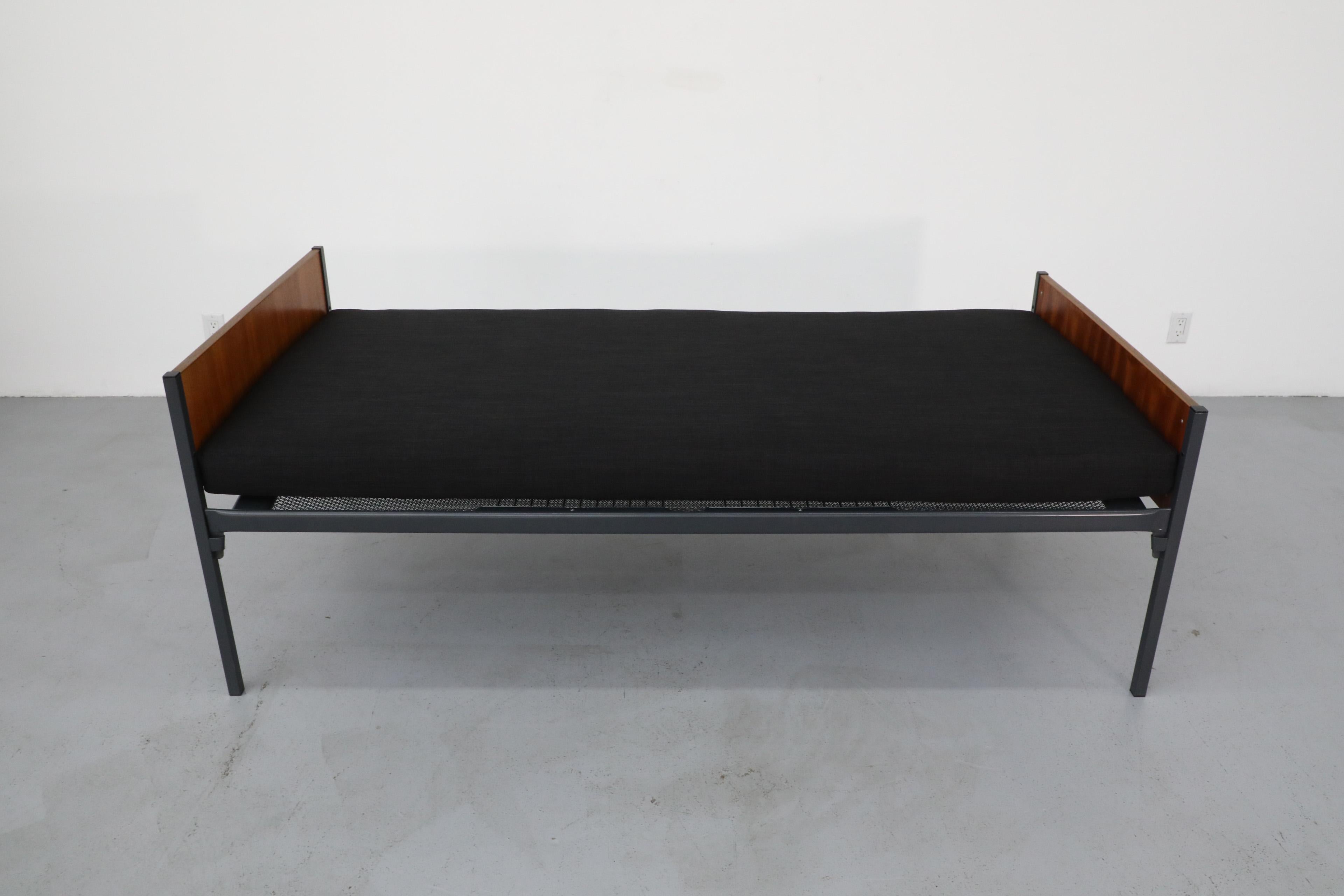 Métal Lit de jour hollandais en teck du milieu du siècle inspiré de Friso Kramer avec matelas noir en vente