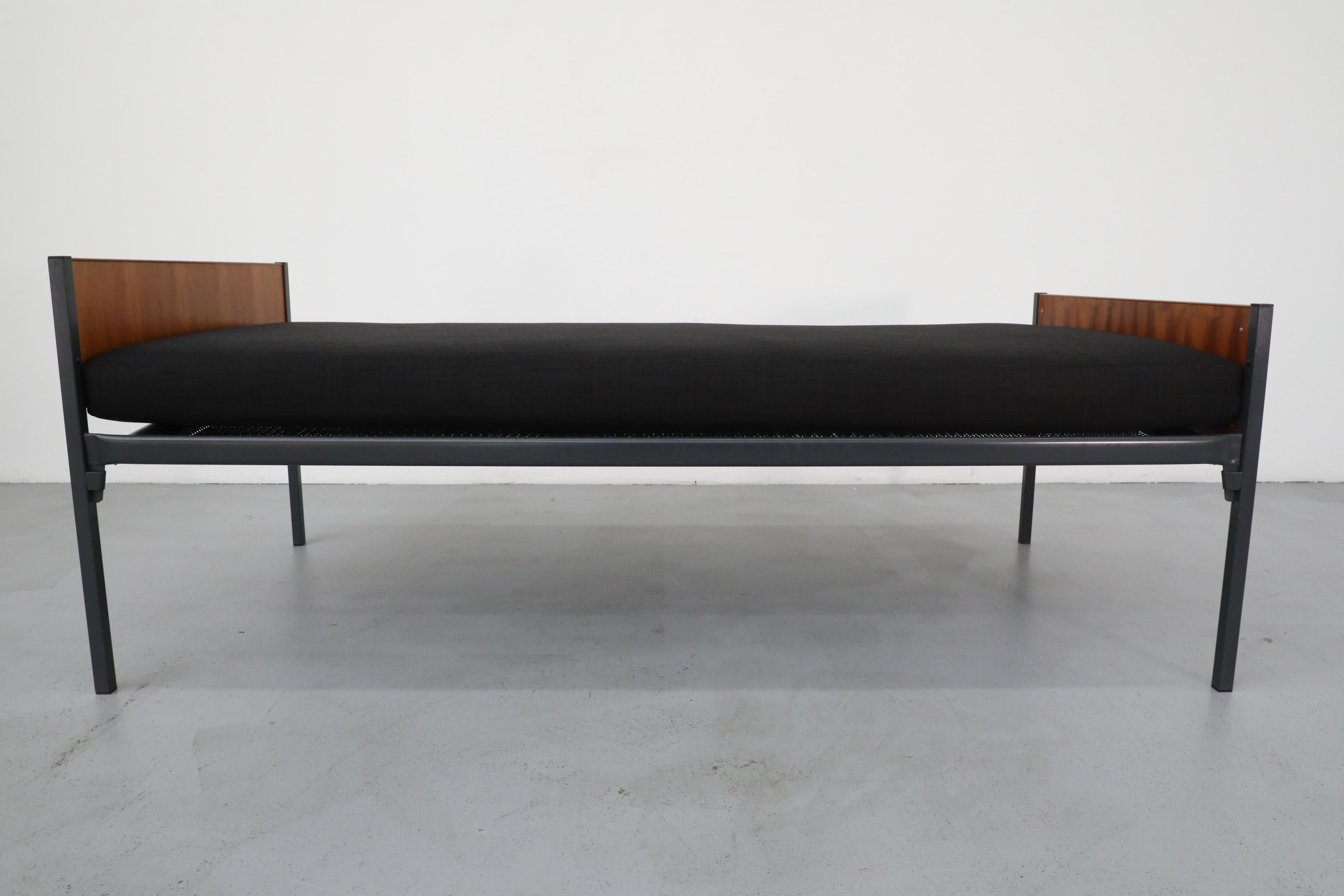 Lit de jour hollandais en teck du milieu du siècle inspiré de Friso Kramer avec matelas noir en vente 1
