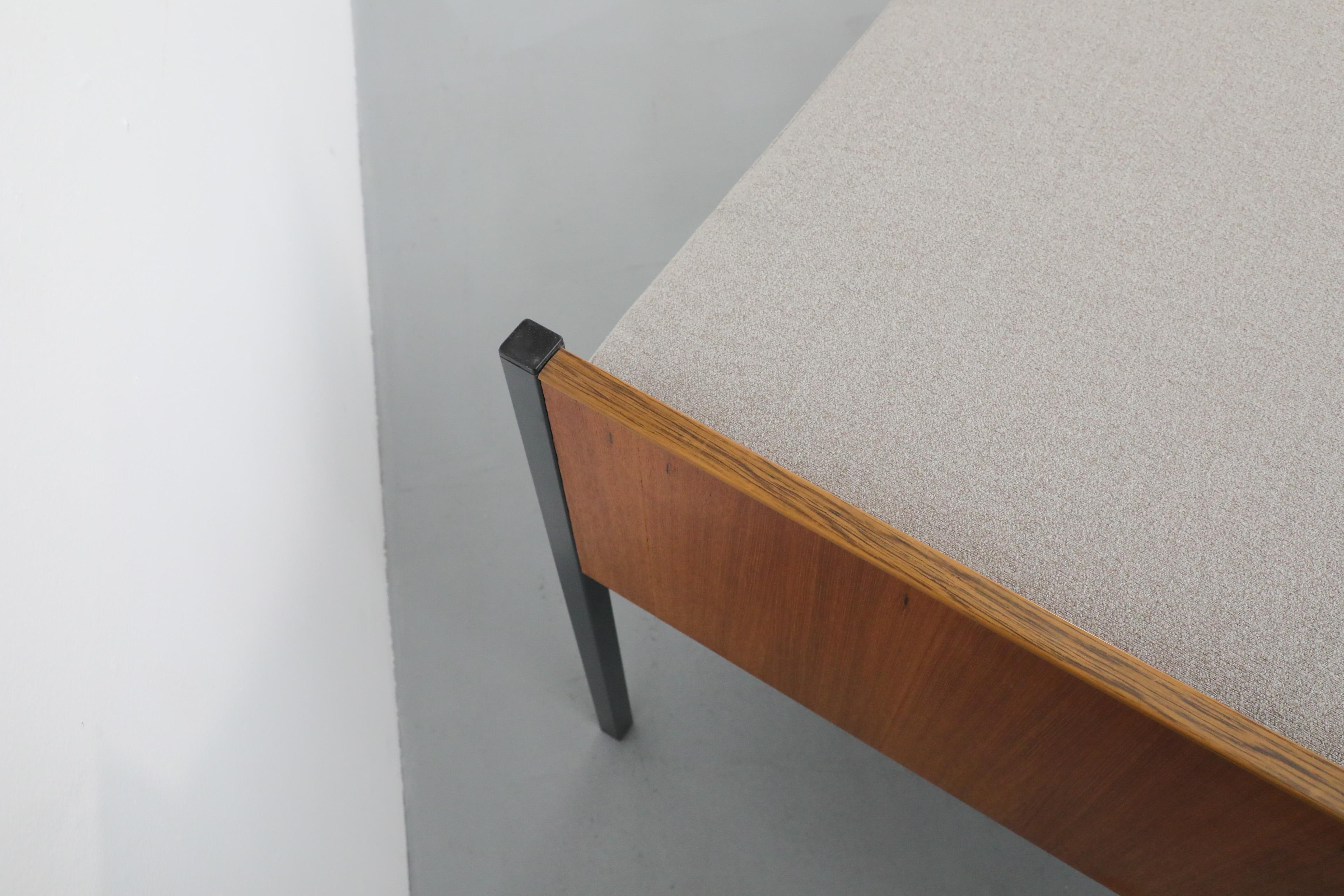 Mid-Century Friso Kramer Inspired Dutch Teak Daybed with New Grey Mattress For Sale 3