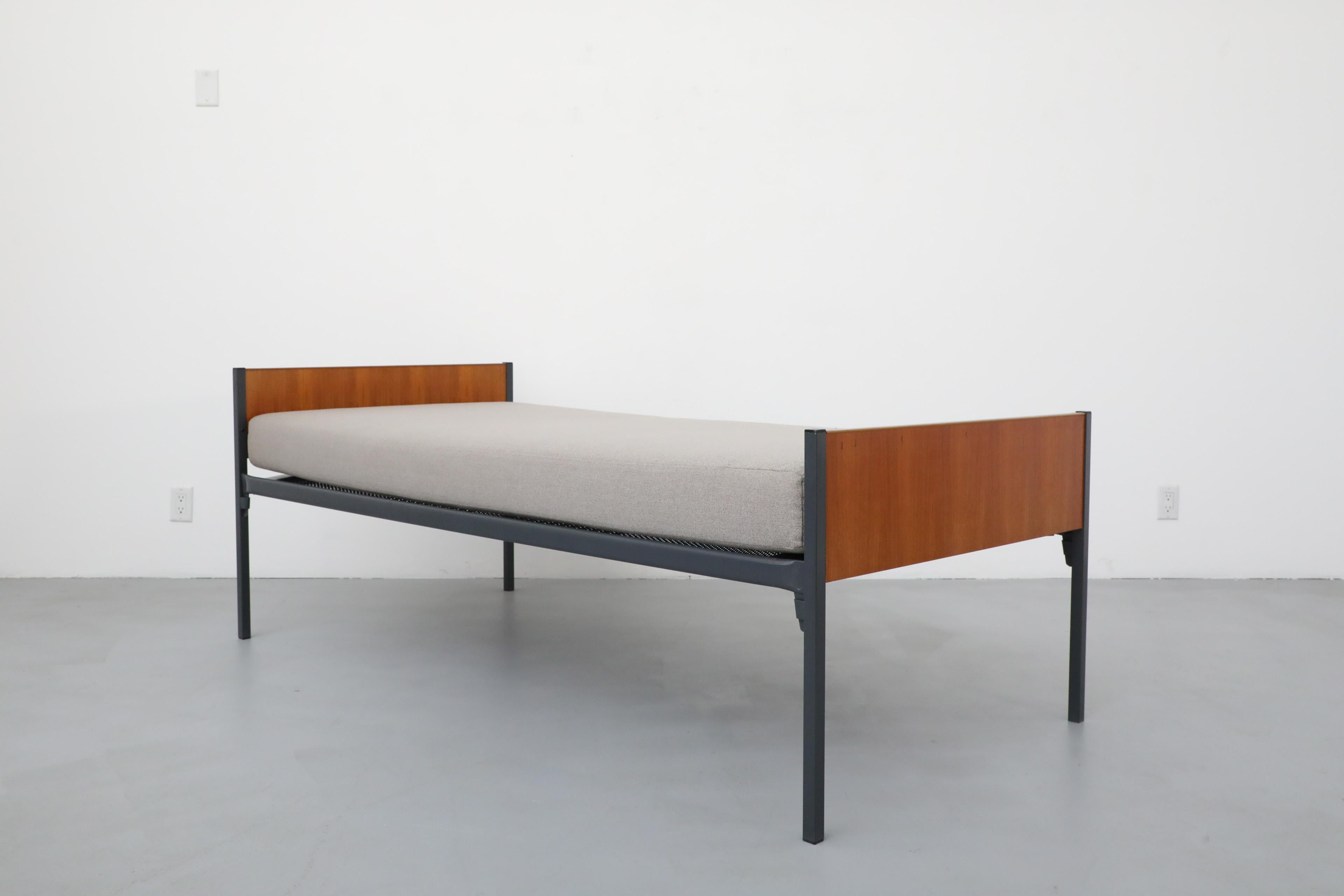 Mid-Century Friso Kramer Inspired Dutch Teak Daybed with New Grey Mattress In Good Condition For Sale In Los Angeles, CA