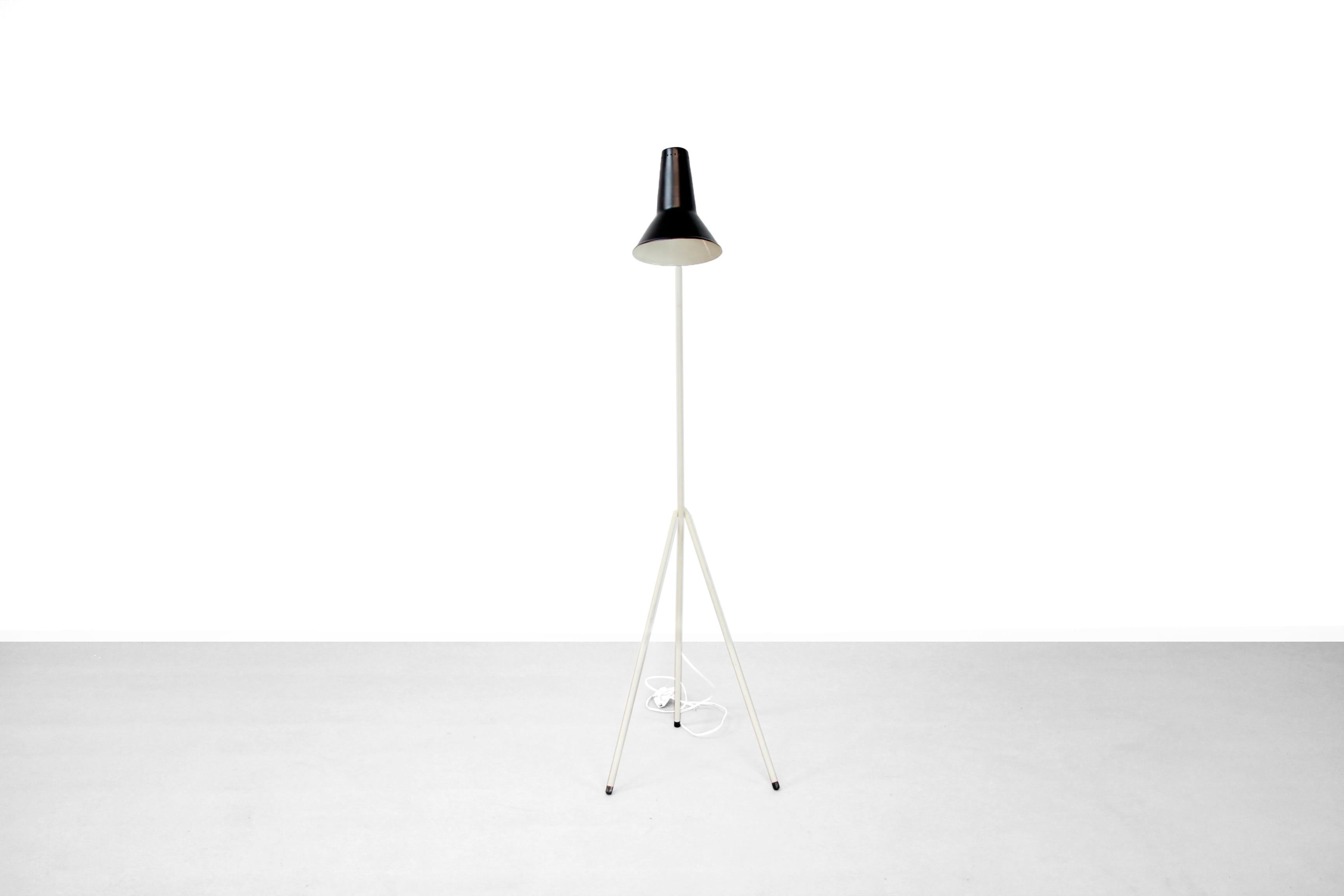 Hard to find Dutch Minimalist floor lamp designed by Willem Hagoort for Hagoort Lighting, in the 1950s The Netherlands. This model is called model 333. Characteristic of his 